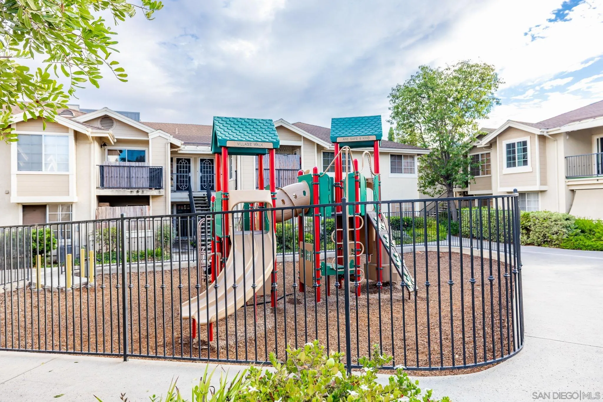 https://cdn.realtyfeed.com/cdn/127/250037662/fc1605ea1519256370fa3c0c8b6afd83.webp
