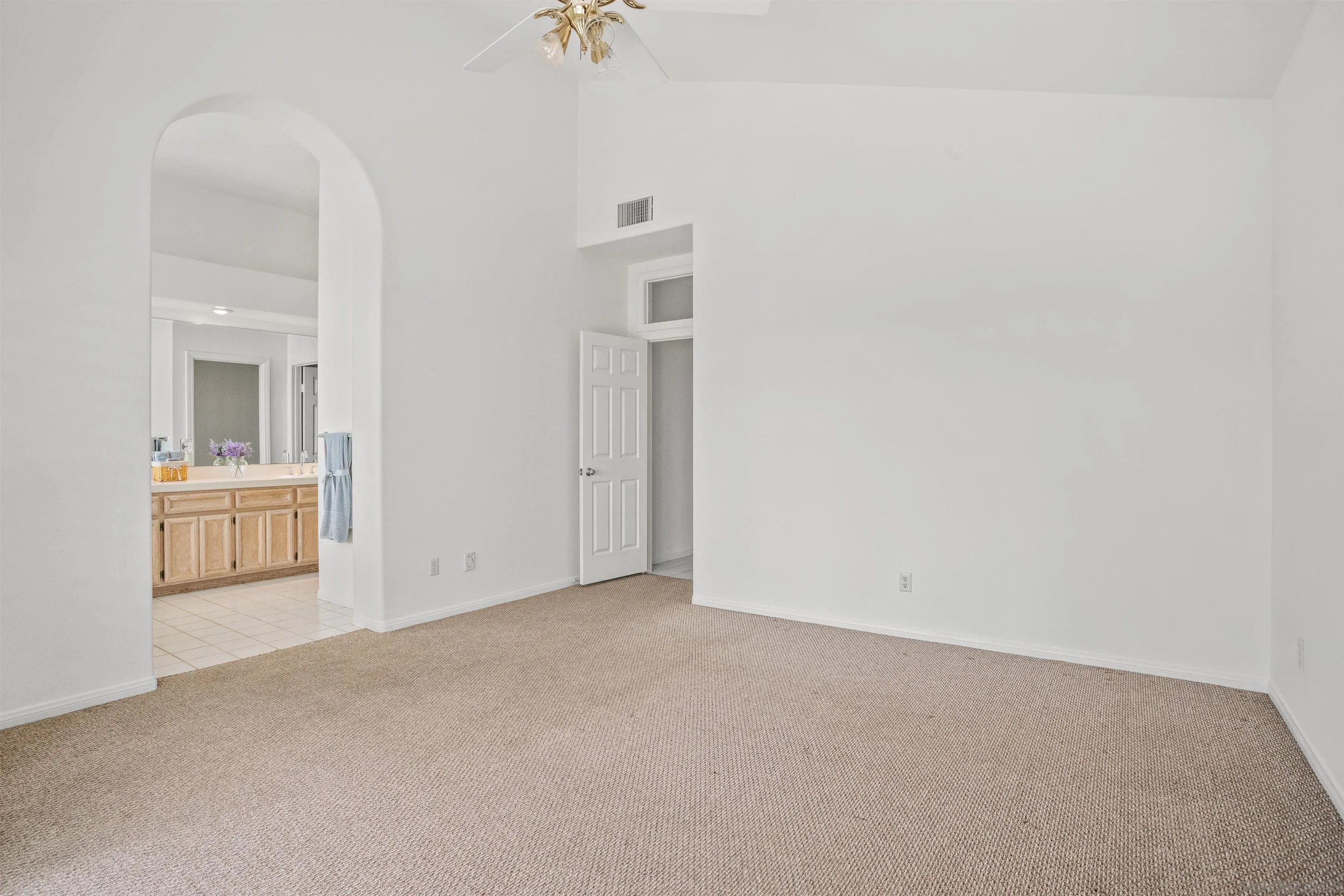 https://cdn.realtyfeed.com/cdn/127/250037680/f2ce7f40f7504bc54e3a805694458338.webp