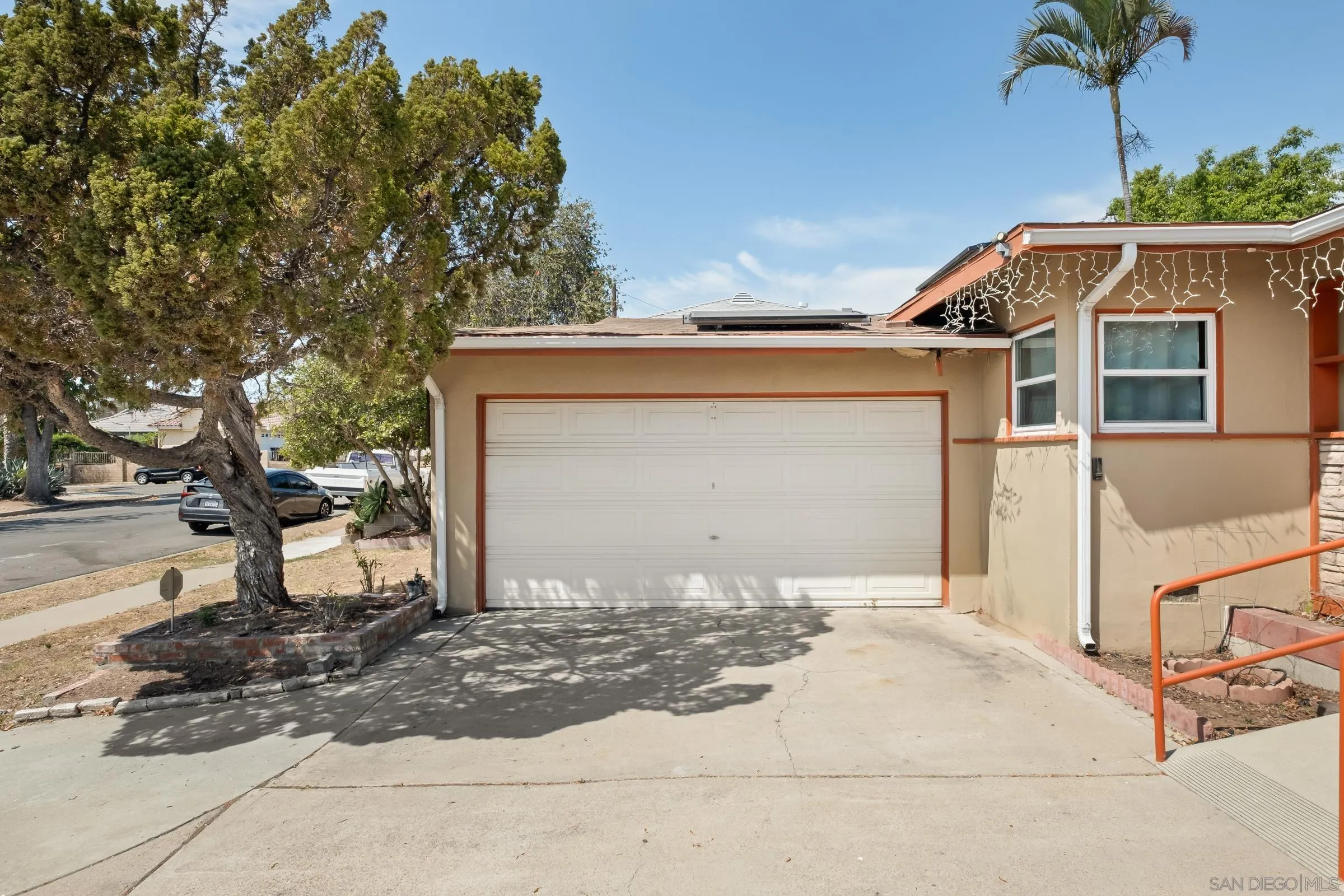 https://cdn.realtyfeed.com/cdn/127/250037688/f8adb8629bc1b56f446a93b630605f96.webp