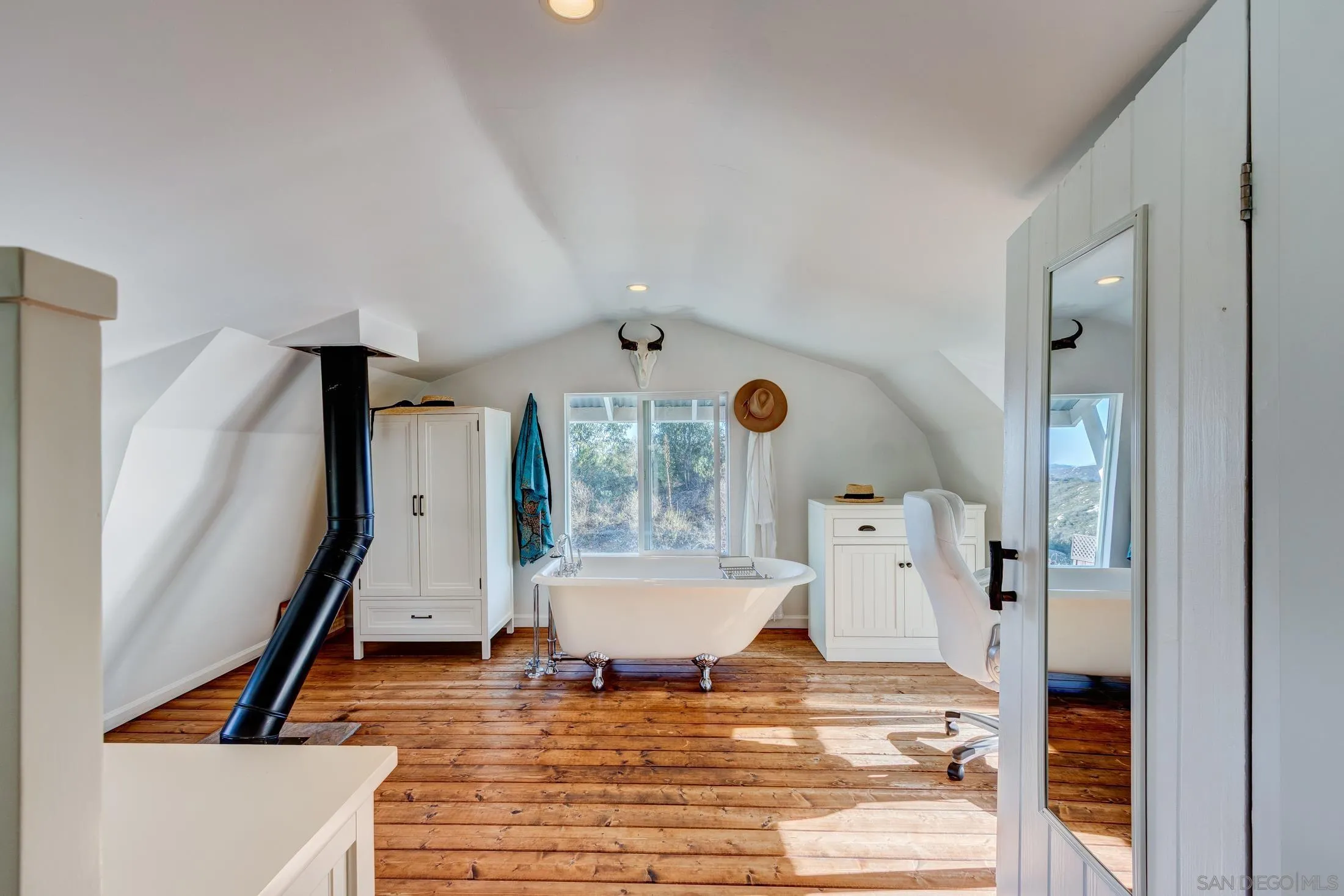 https://cdn.realtyfeed.com/cdn/127/250037757/28c65077d307e3f27d88dea70bbb83cb.webp