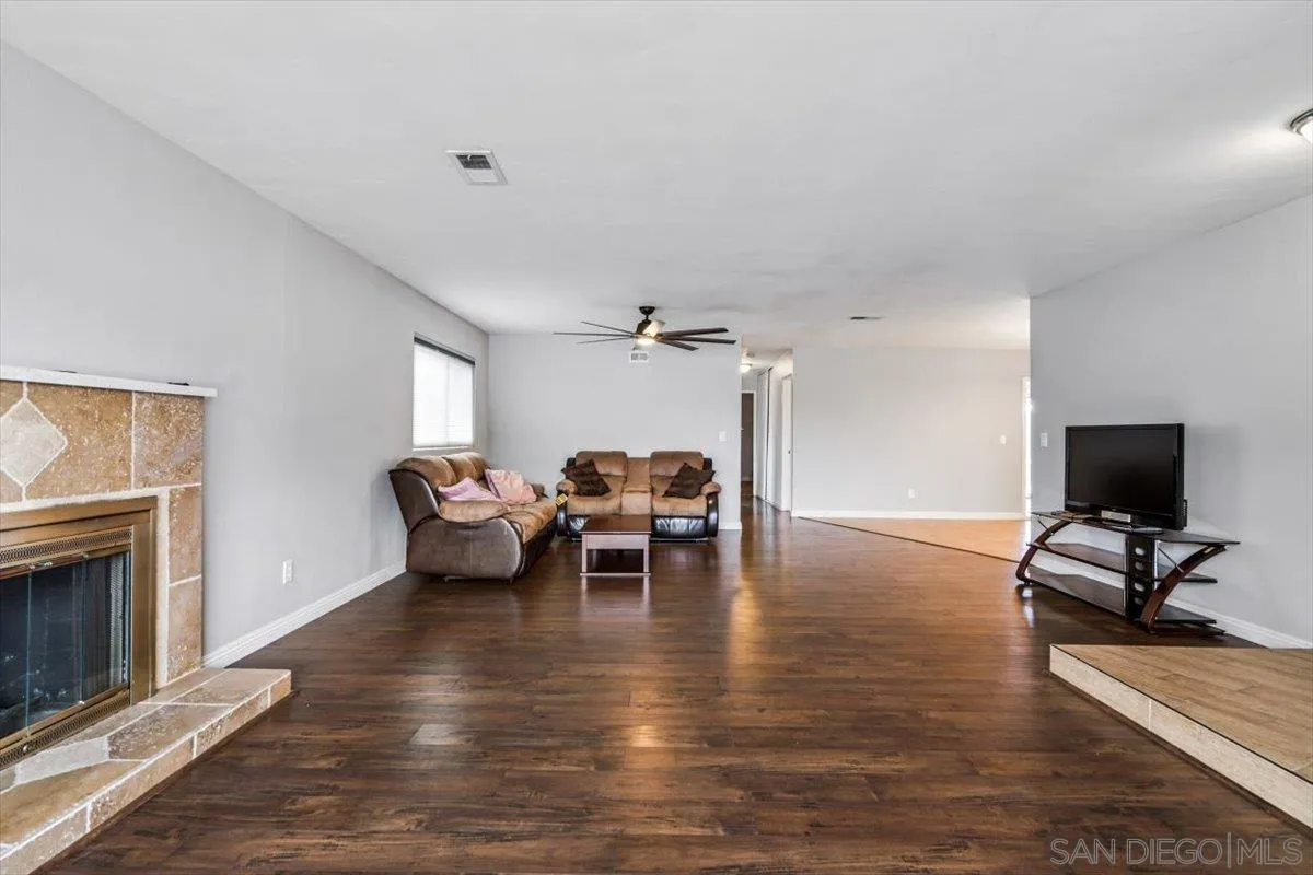 https://cdn.realtyfeed.com/cdn/127/250037771/074c1d9f0312c78ad1f3b60e4b04050f.webp