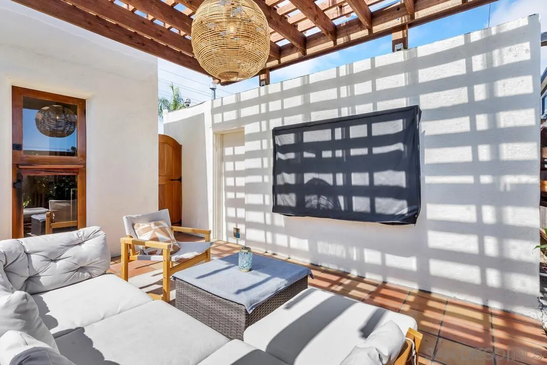https://cdn.realtyfeed.com/cdn/127/250037775/4ff39a69623e9a7d6218fb6f01822084.webp