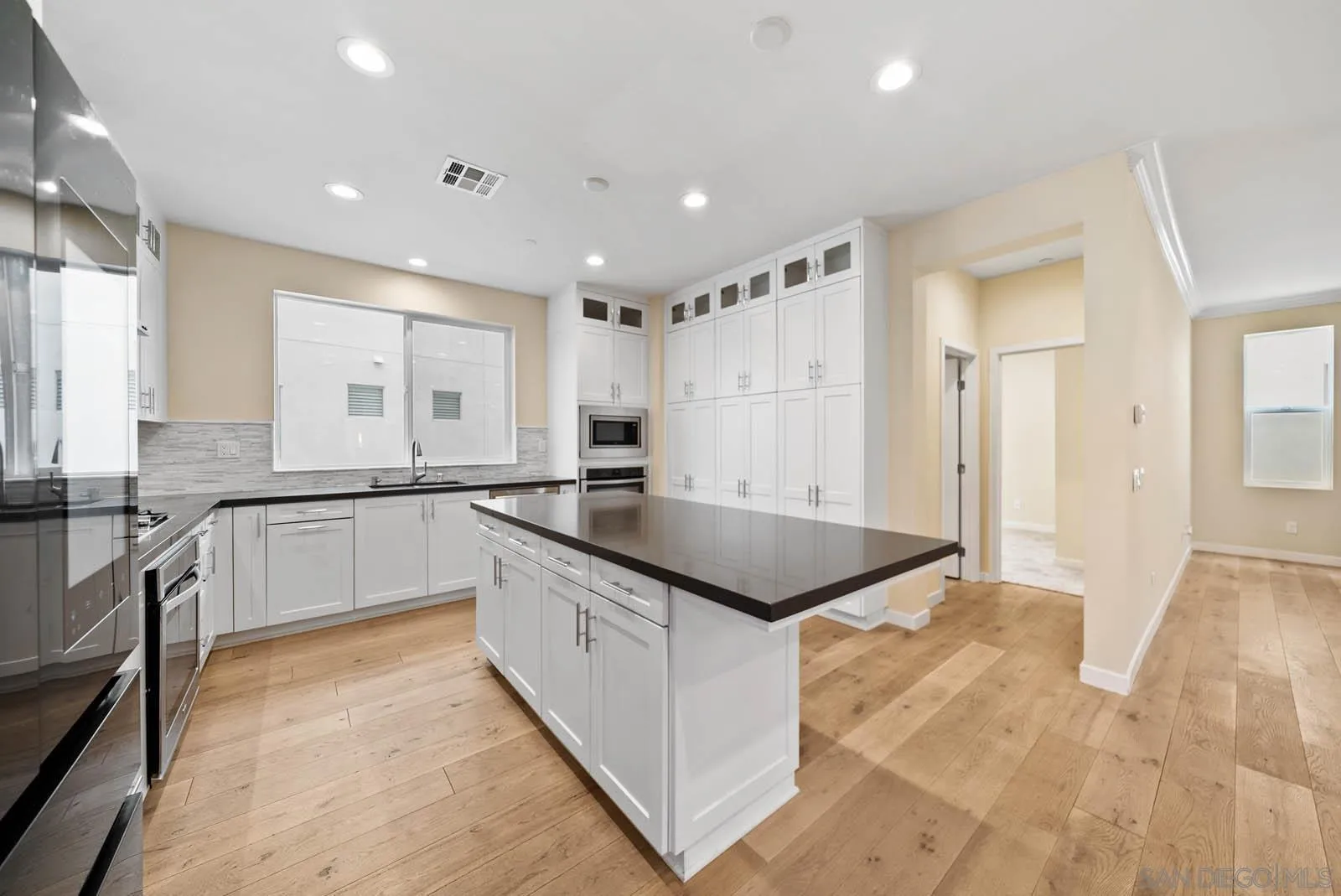 https://cdn.realtyfeed.com/cdn/127/250037778/147538f1360b0a1d8a113e2f7b536553.webp