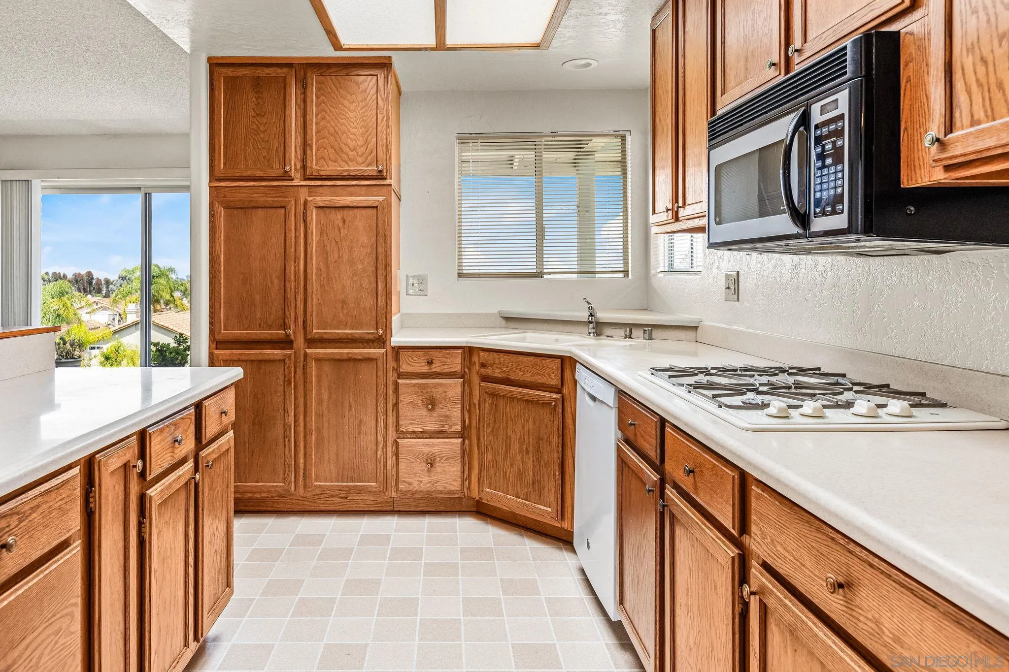 https://cdn.realtyfeed.com/cdn/127/250037792/75ad2a7d3392f48746ac5243d4480190.webp