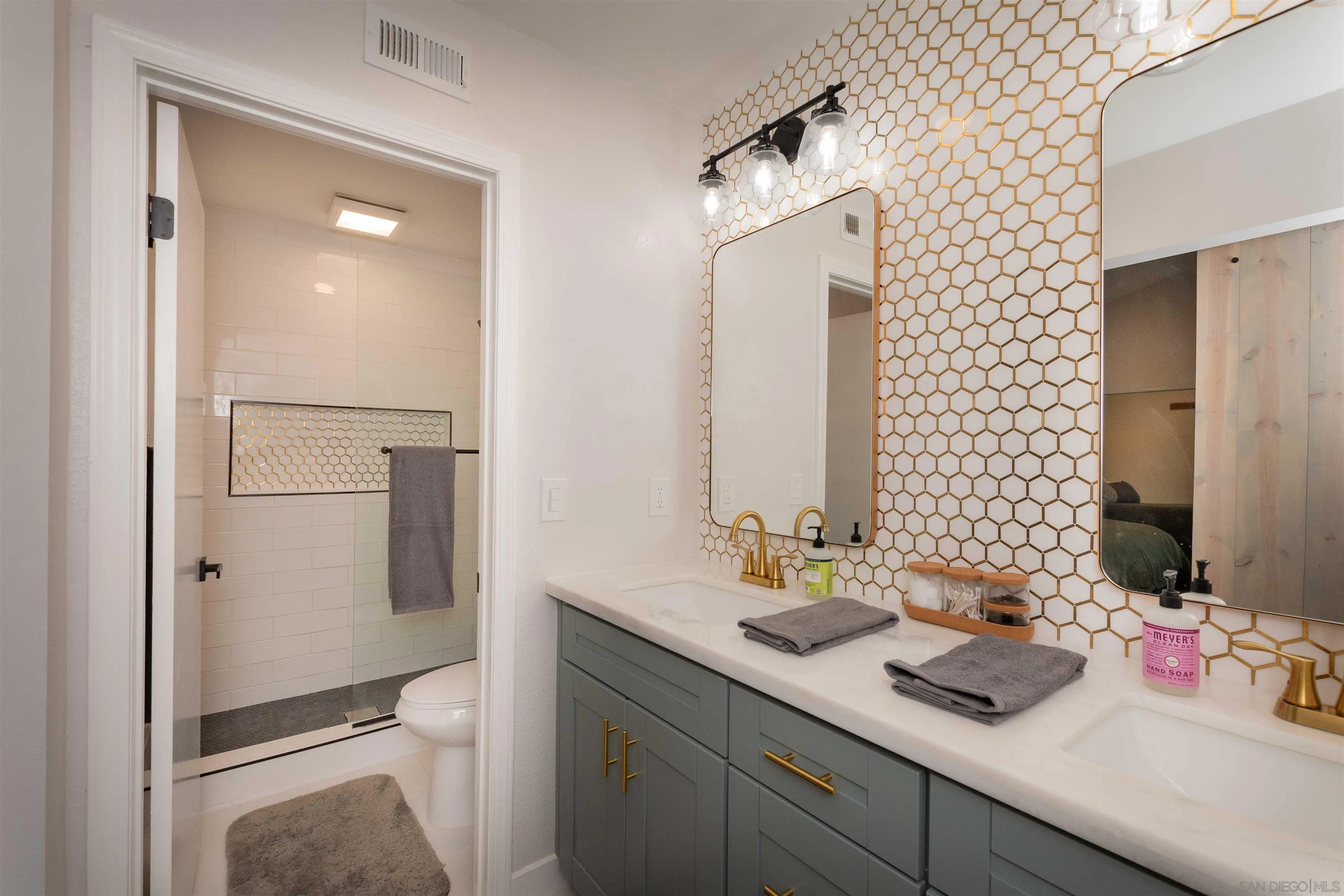 https://cdn.realtyfeed.com/cdn/127/250037811/c806208fcf8e95a6eb7339f4d30148e4.webp