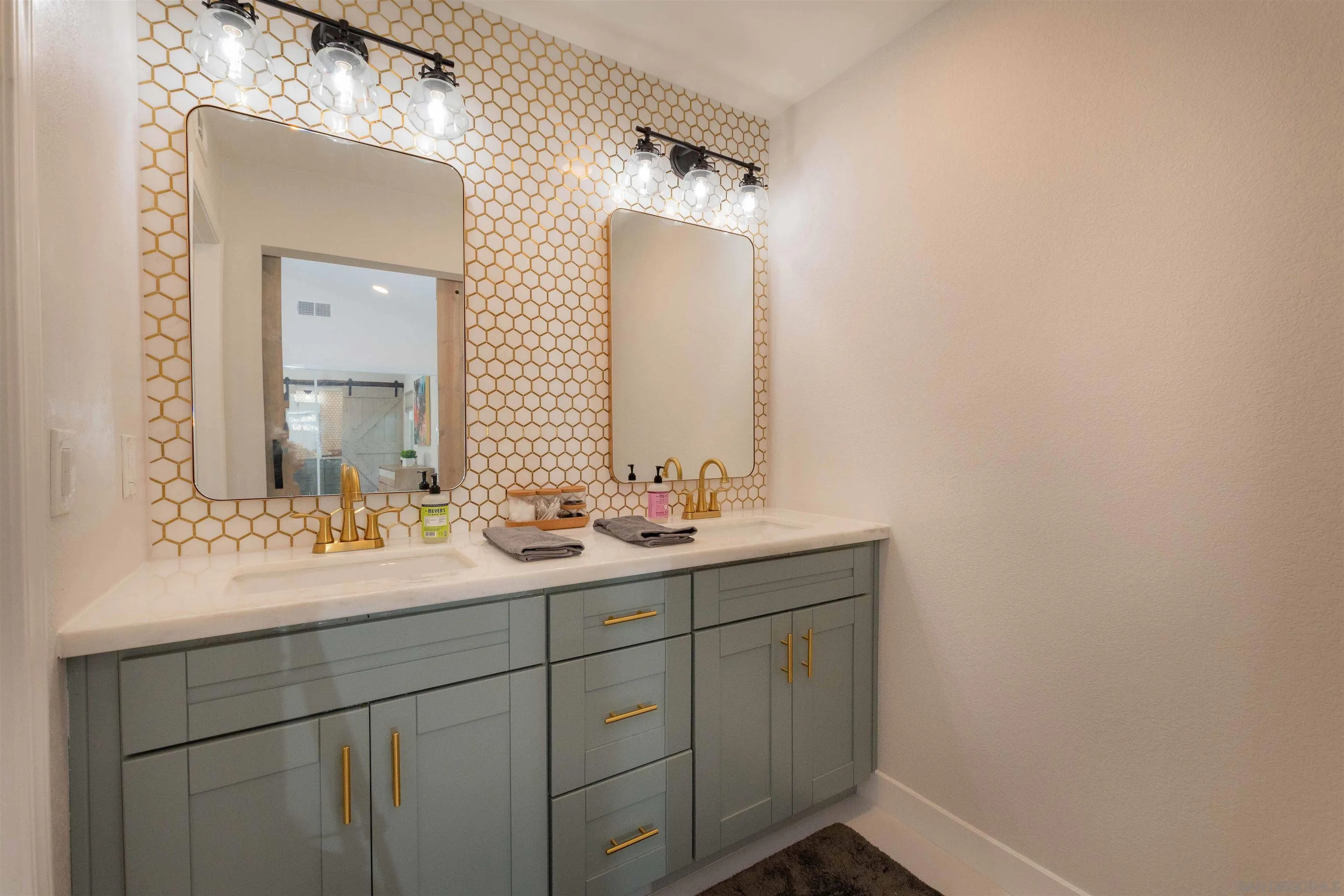 https://cdn.realtyfeed.com/cdn/127/250037811/e3a3031c745eacfc47cb3524c81ebce9.webp