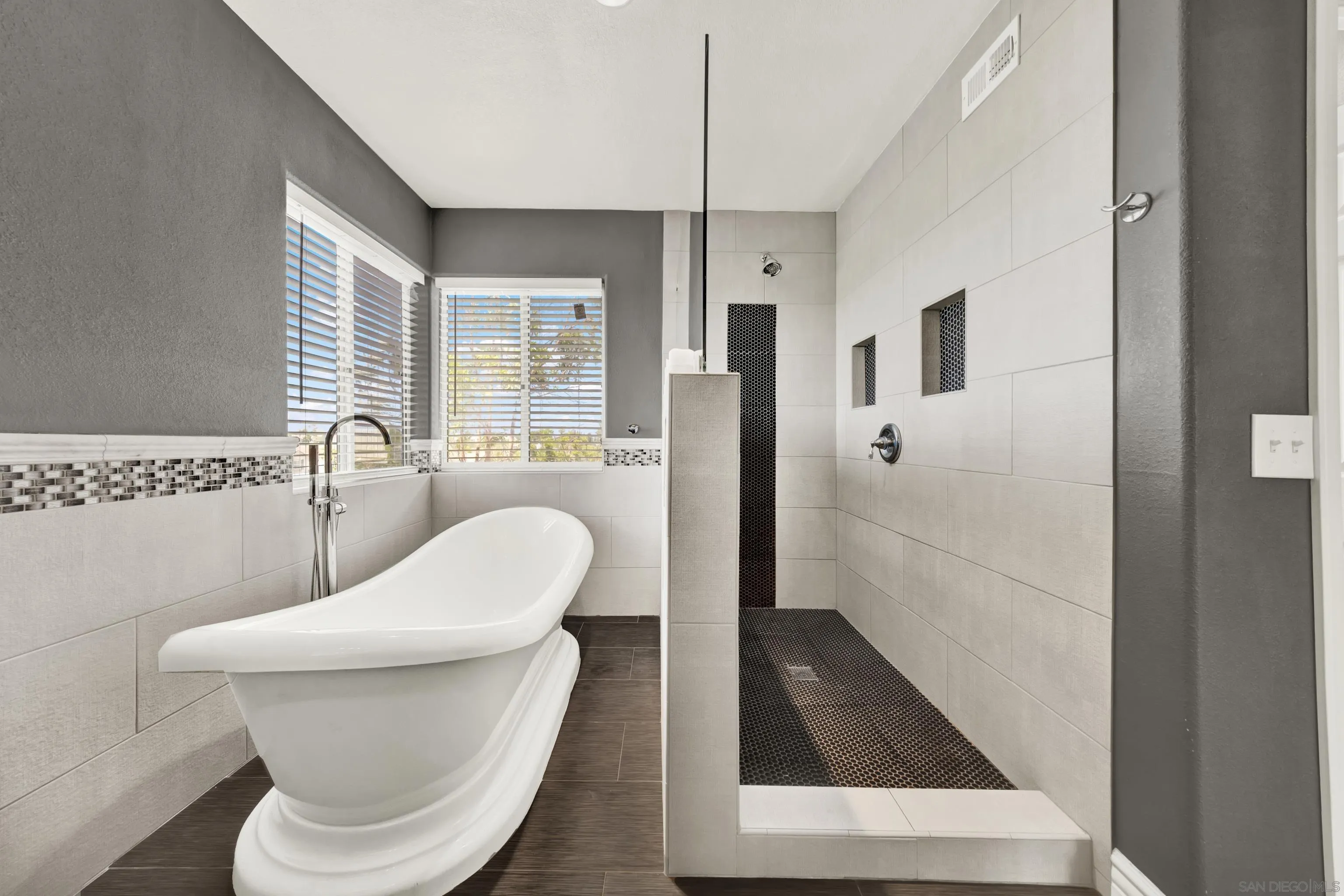 https://cdn.realtyfeed.com/cdn/127/250037812/37379dd9c40952d1a0011a42c15f58b0.webp