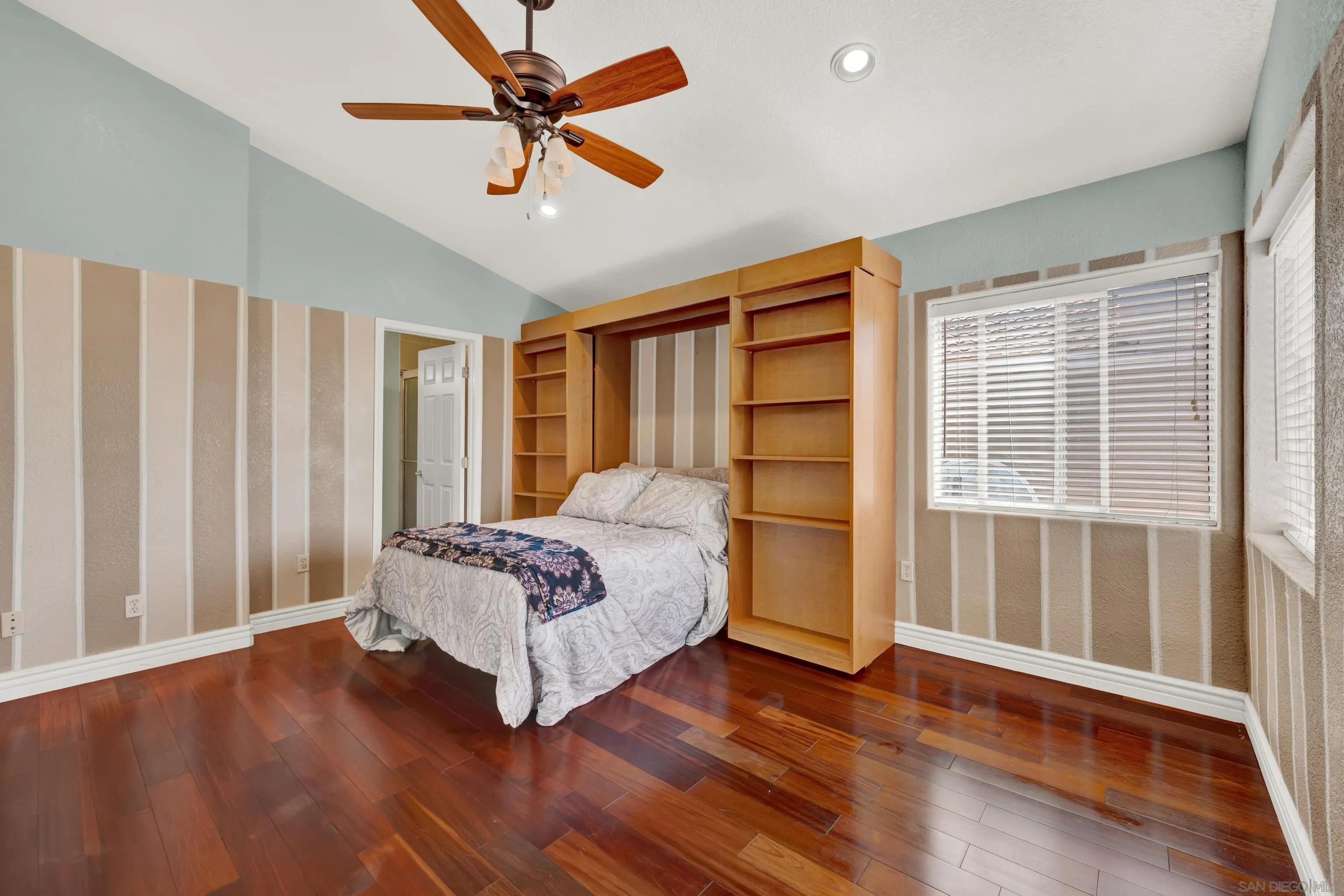 https://cdn.realtyfeed.com/cdn/127/250037812/54fc06c2ba18eb015d8b3a53e99a4d99.webp