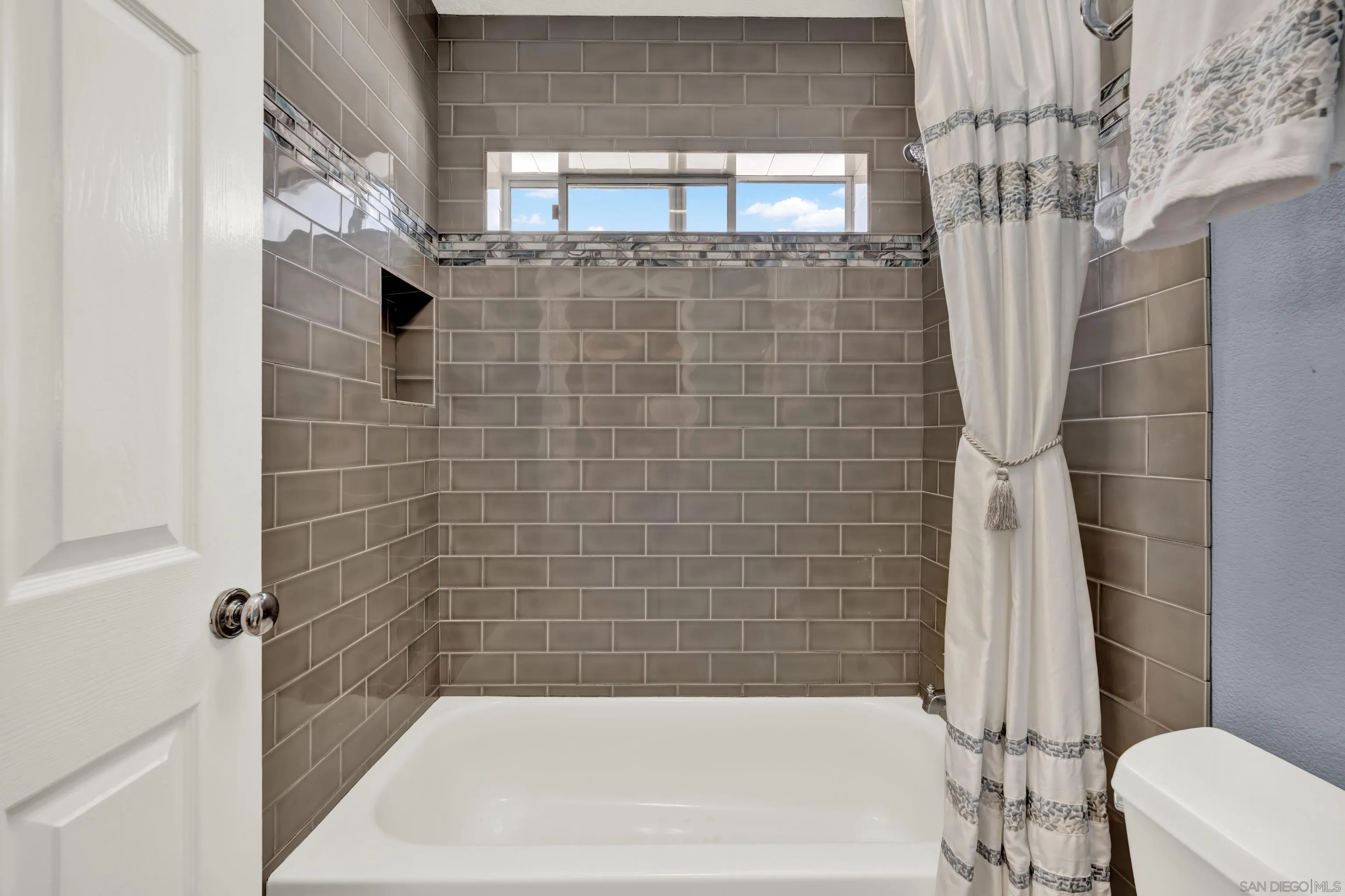 https://cdn.realtyfeed.com/cdn/127/250037812/5ec48ba4a6e56f70fa0f8046119a66fa.webp