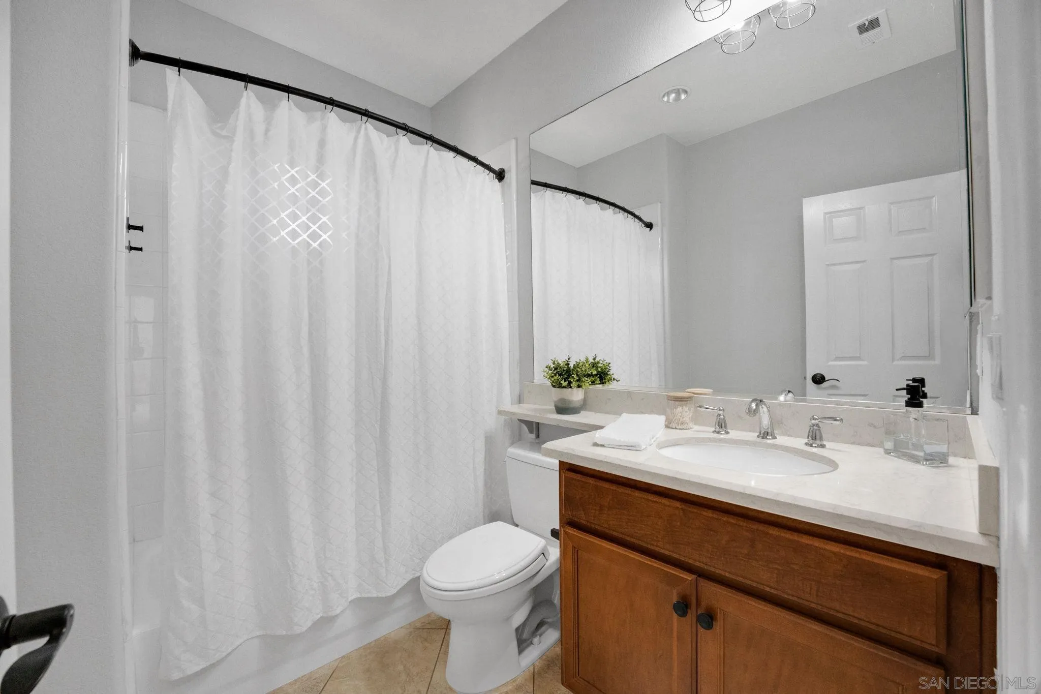 https://cdn.realtyfeed.com/cdn/127/250037848/0686bed0b5c422f00bff852696863b57.webp