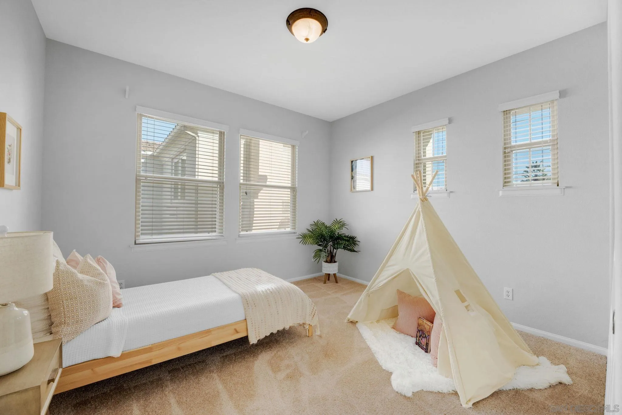 https://cdn.realtyfeed.com/cdn/127/250037848/521bc8408f5fe7b09521ef384b9061d5.webp