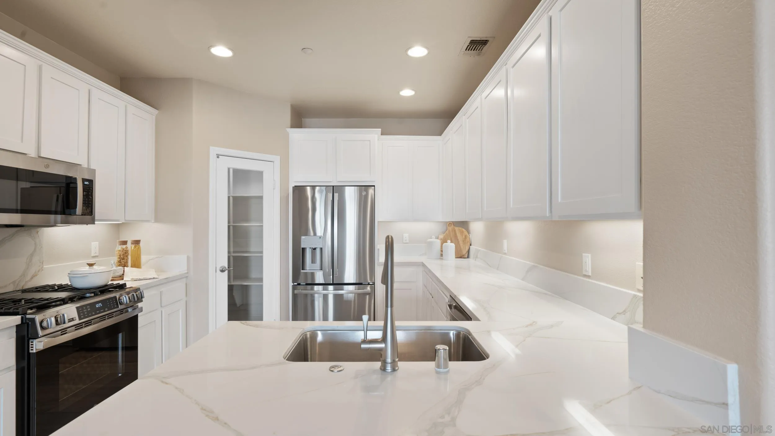https://cdn.realtyfeed.com/cdn/127/250037874/8a4e4e9fd451ac769aac917d403a525c.webp