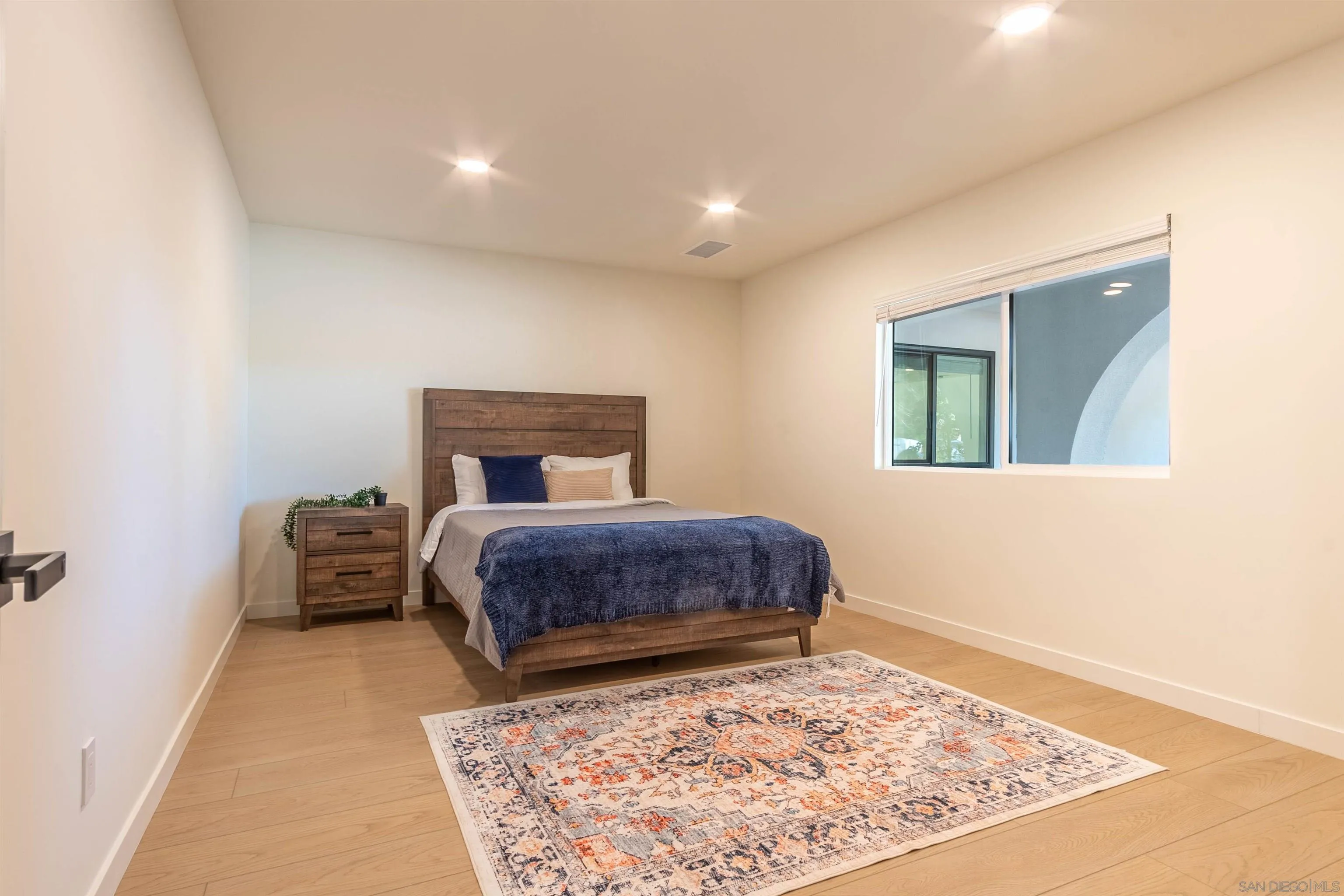 https://cdn.realtyfeed.com/cdn/127/250037877/e0d458ed15a4f098500bdcc58d951cf8.webp