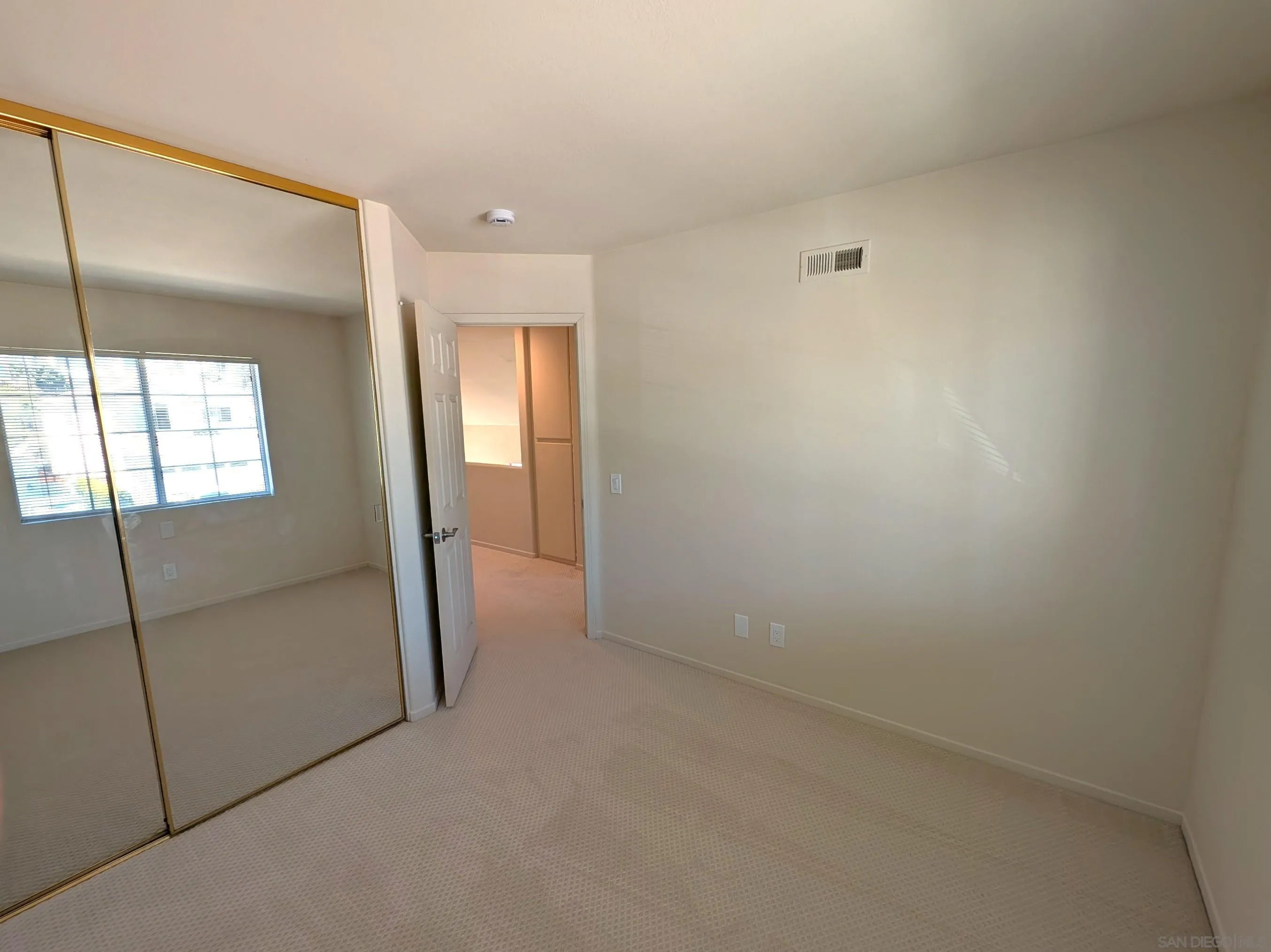 https://cdn.realtyfeed.com/cdn/127/250037892/a2eef72eecce2e841931a55297587fb9.webp