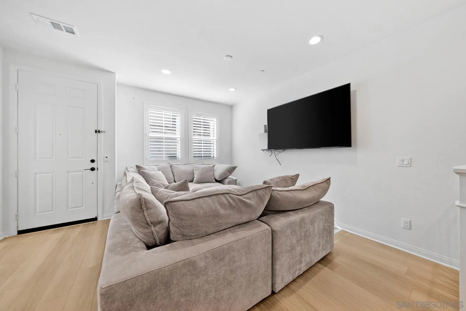 https://cdn.realtyfeed.com/cdn/127/250037895/93fa0f2f273e351848eebd9ffe29e9c8.webp