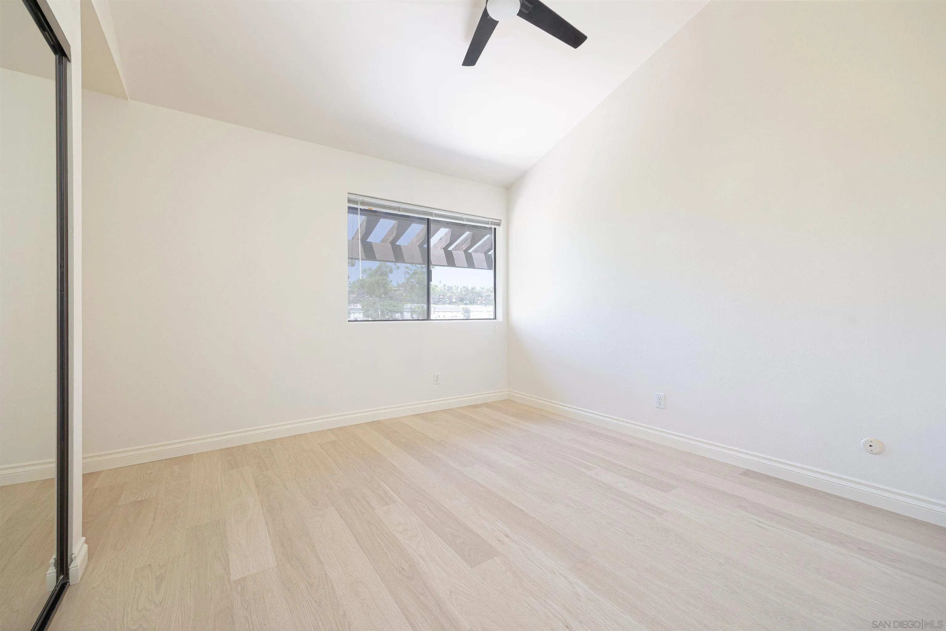 Photo #8: 250037901 Listing: Photo #8