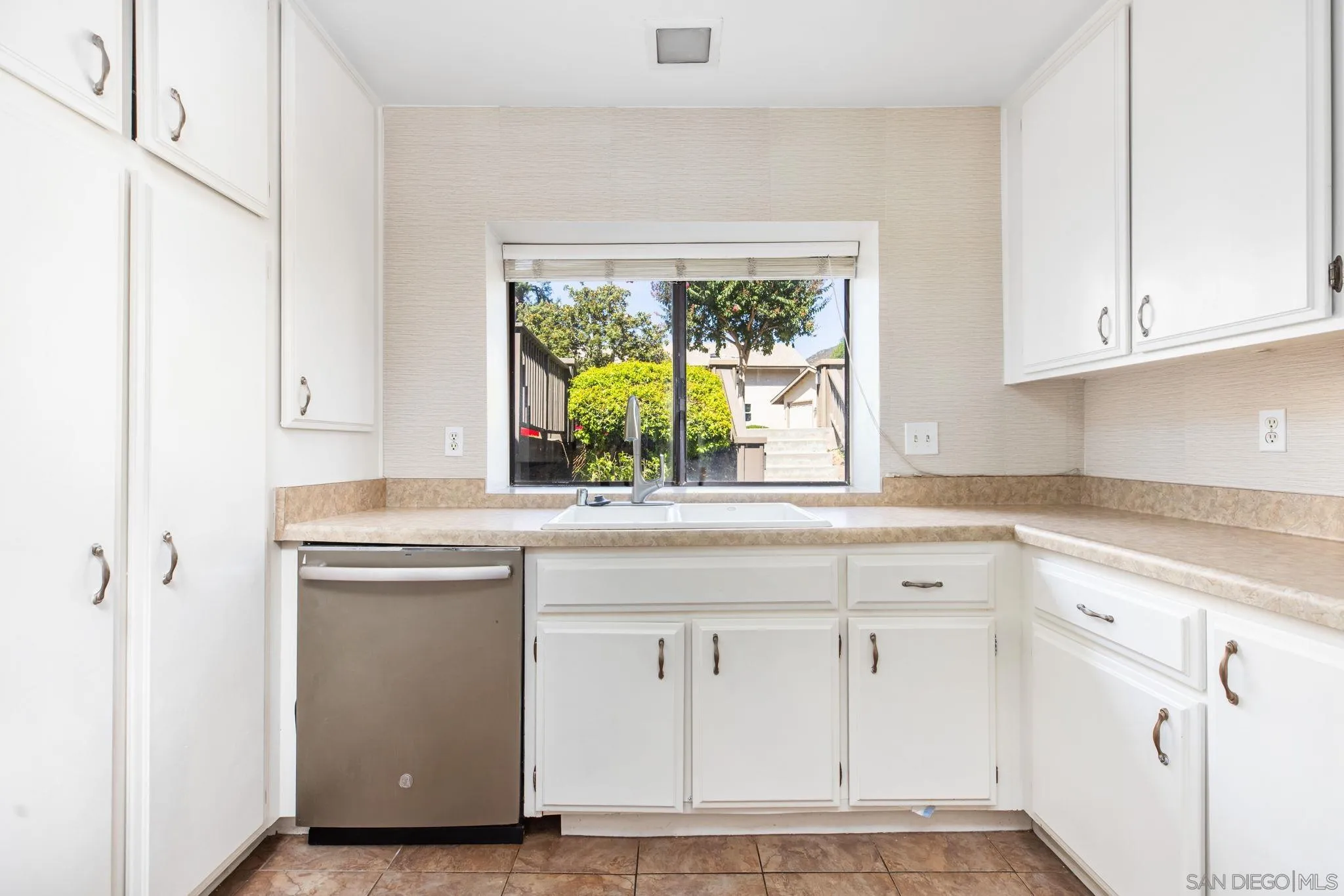 Photo #8: 250037907 Listing: Photo #8