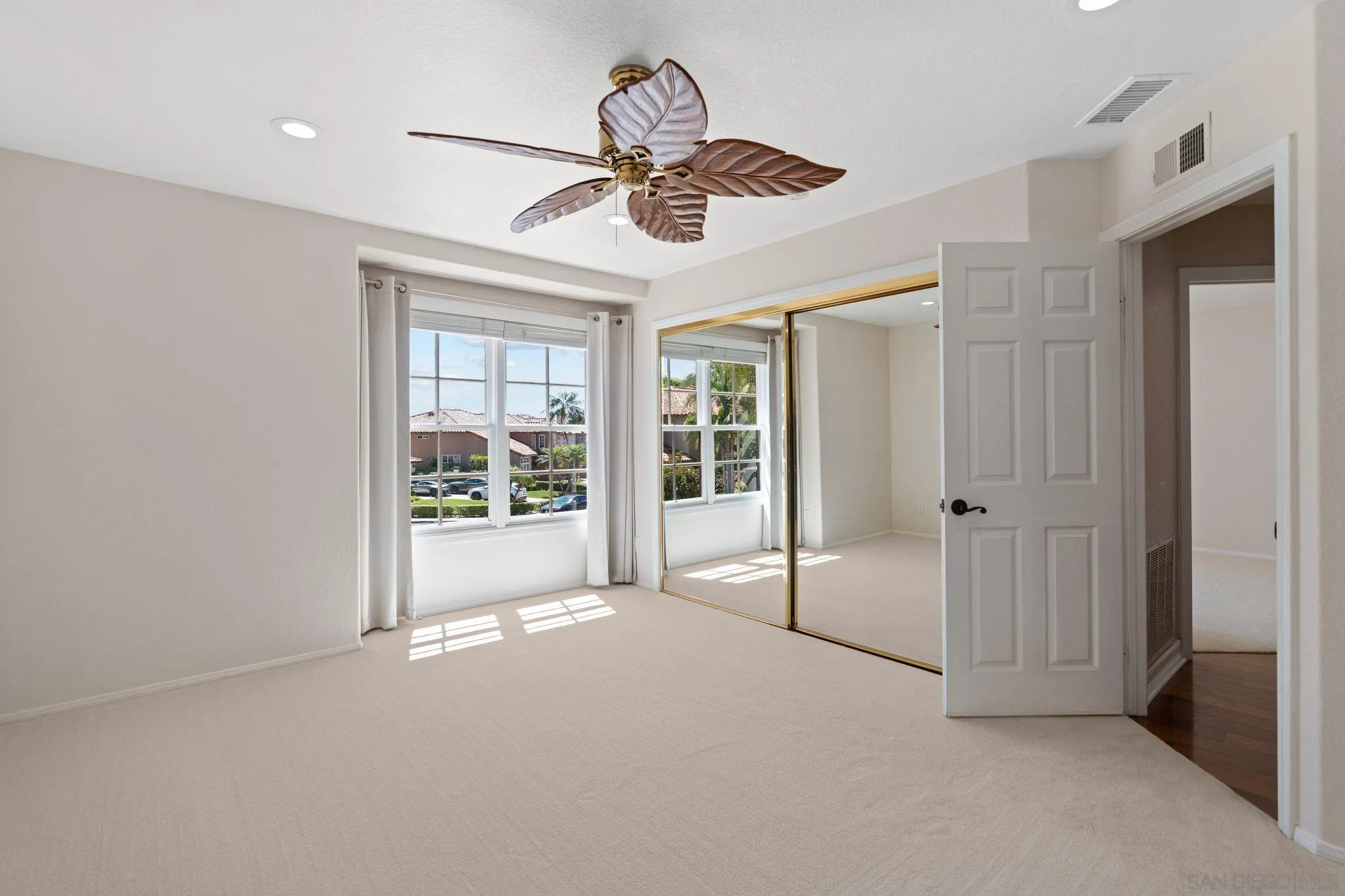 https://cdn.realtyfeed.com/cdn/127/250037910/2b8ac5f8024b45aeee80642b849601d7.webp