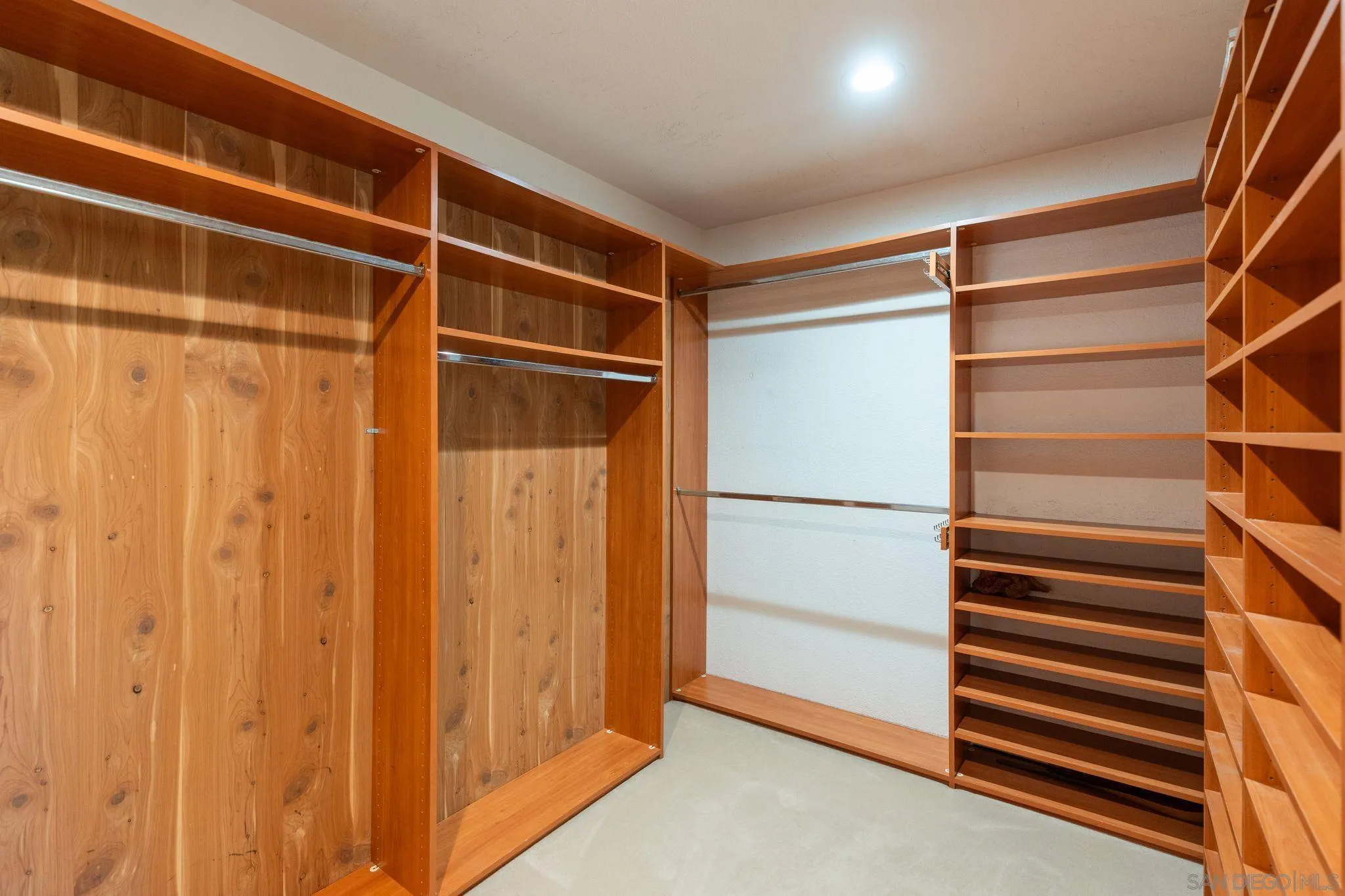 https://cdn.realtyfeed.com/cdn/127/250037910/37a0abef373c4850ba93061e64e7eaae.webp