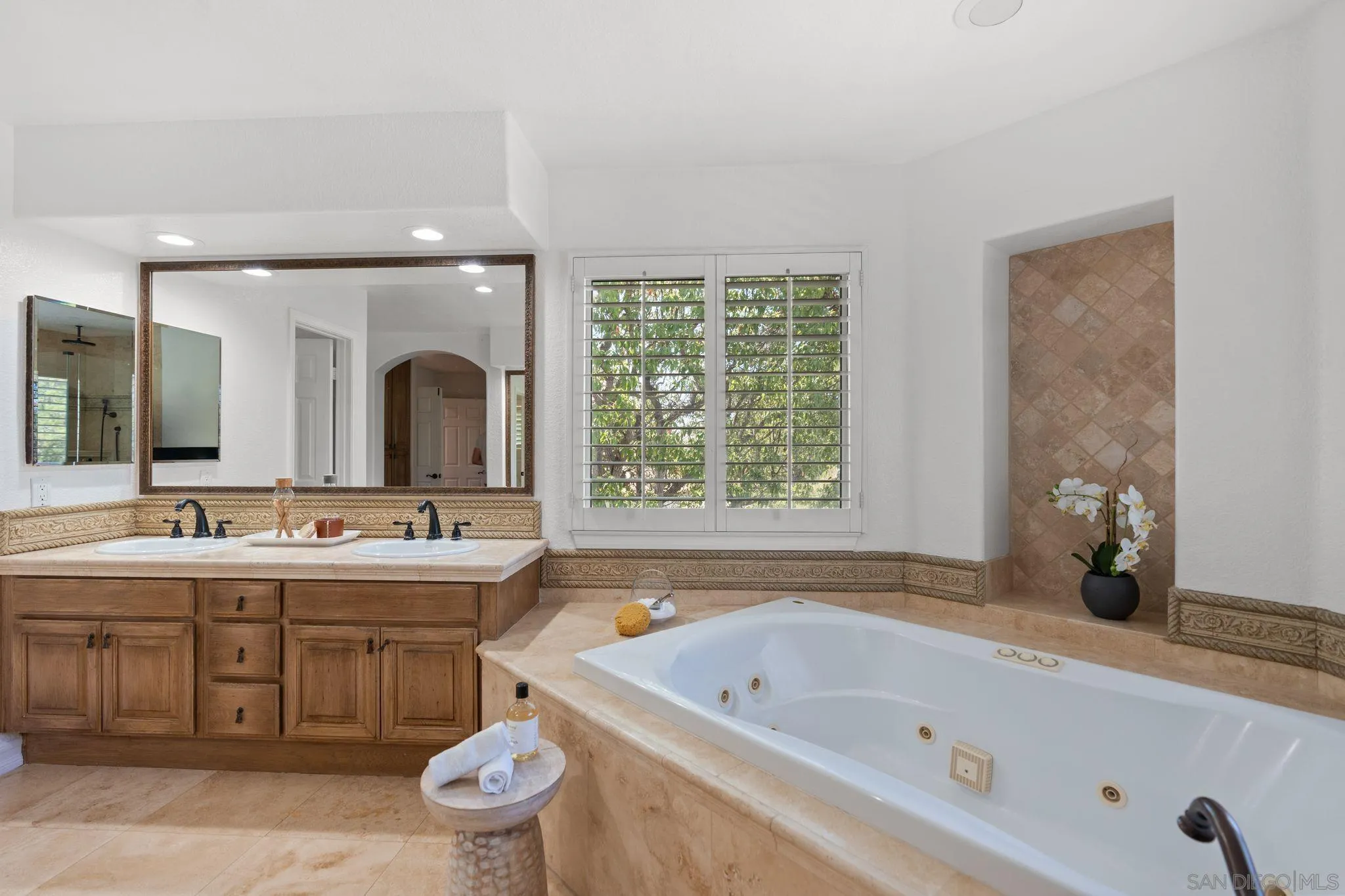 https://cdn.realtyfeed.com/cdn/127/250037910/8b2676c0c5db565333e01e55184956fd.webp