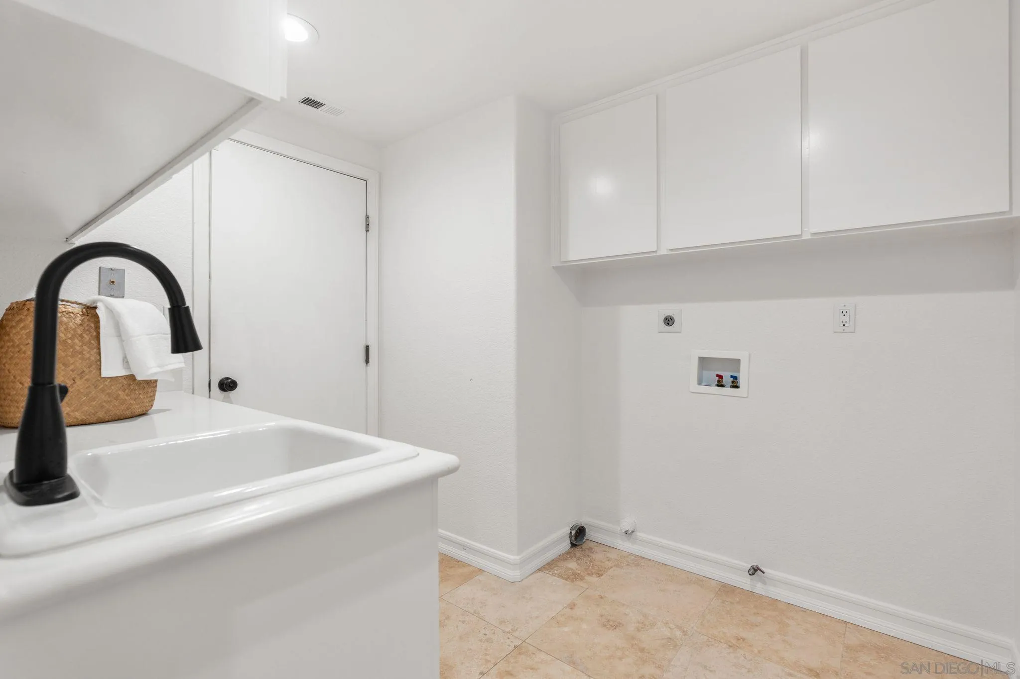 https://cdn.realtyfeed.com/cdn/127/250037910/c3e28f8c1e93bc55a9a6aa17892c3f9e.webp