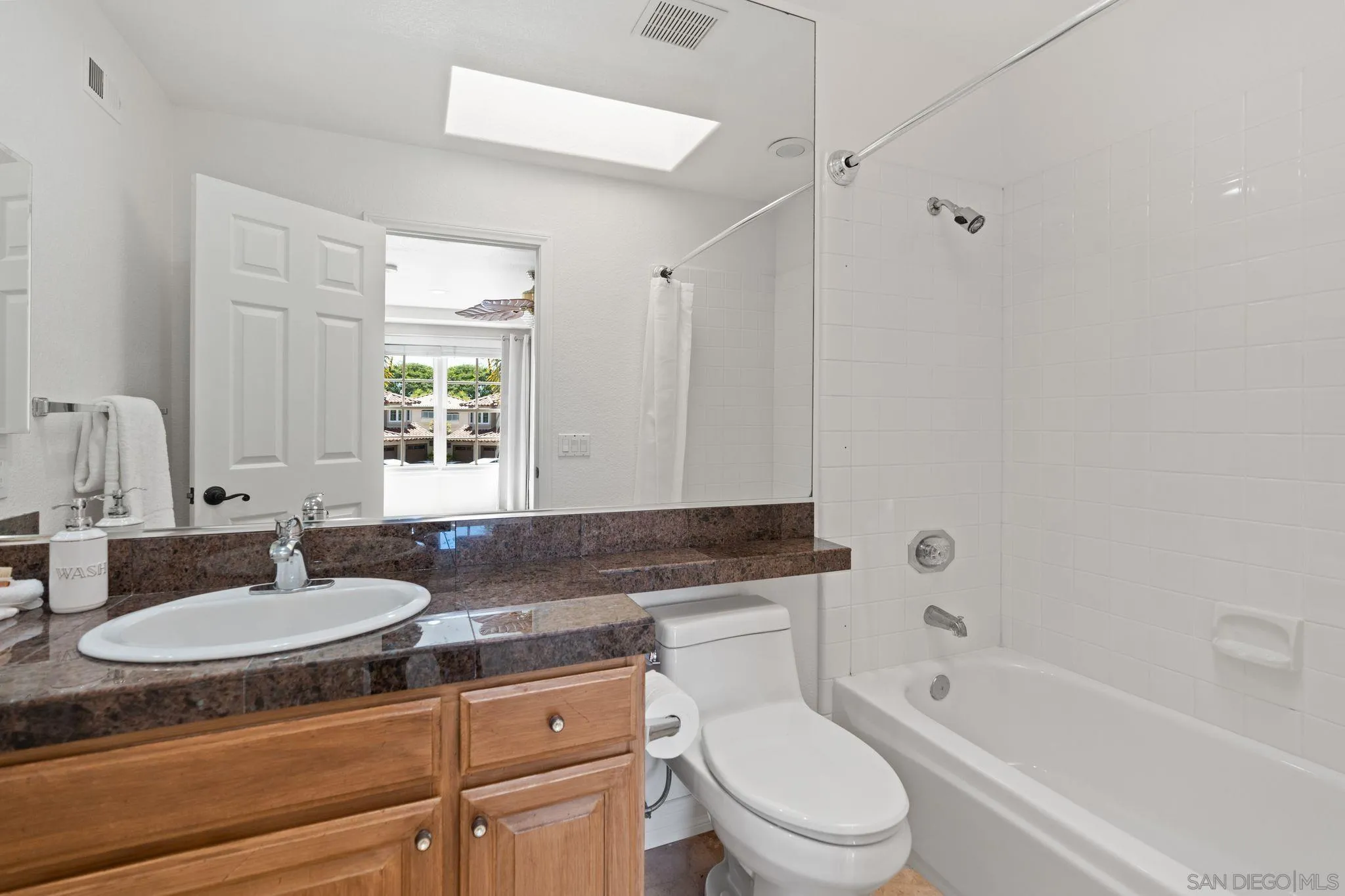 https://cdn.realtyfeed.com/cdn/127/250037910/d9650c7254313befe5e86c87fcbff8ff.webp