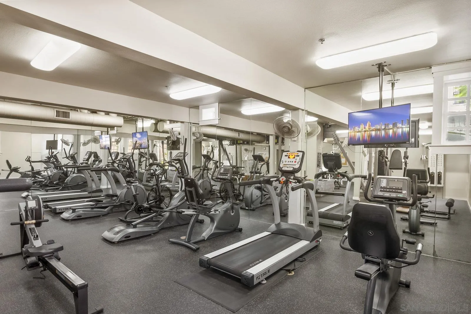 https://cdn.realtyfeed.com/cdn/127/250037916/dbe15779d5841fdb3324f1dbdb0959d7.webp