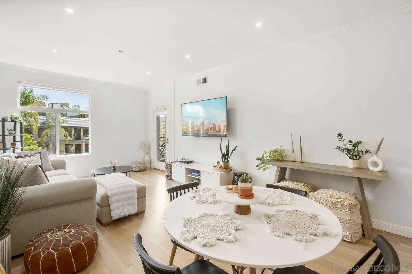 https://cdn.realtyfeed.com/cdn/127/250037916/e3f40479d0ebf9b1f3e899b14ec63b2b.webp