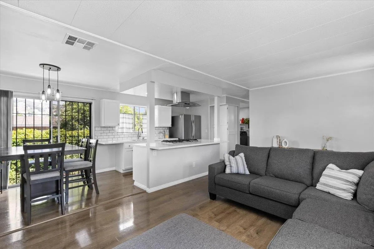 https://cdn.realtyfeed.com/cdn/127/250037919/19ca6116a1fe891af2f19000ac54c729.webp