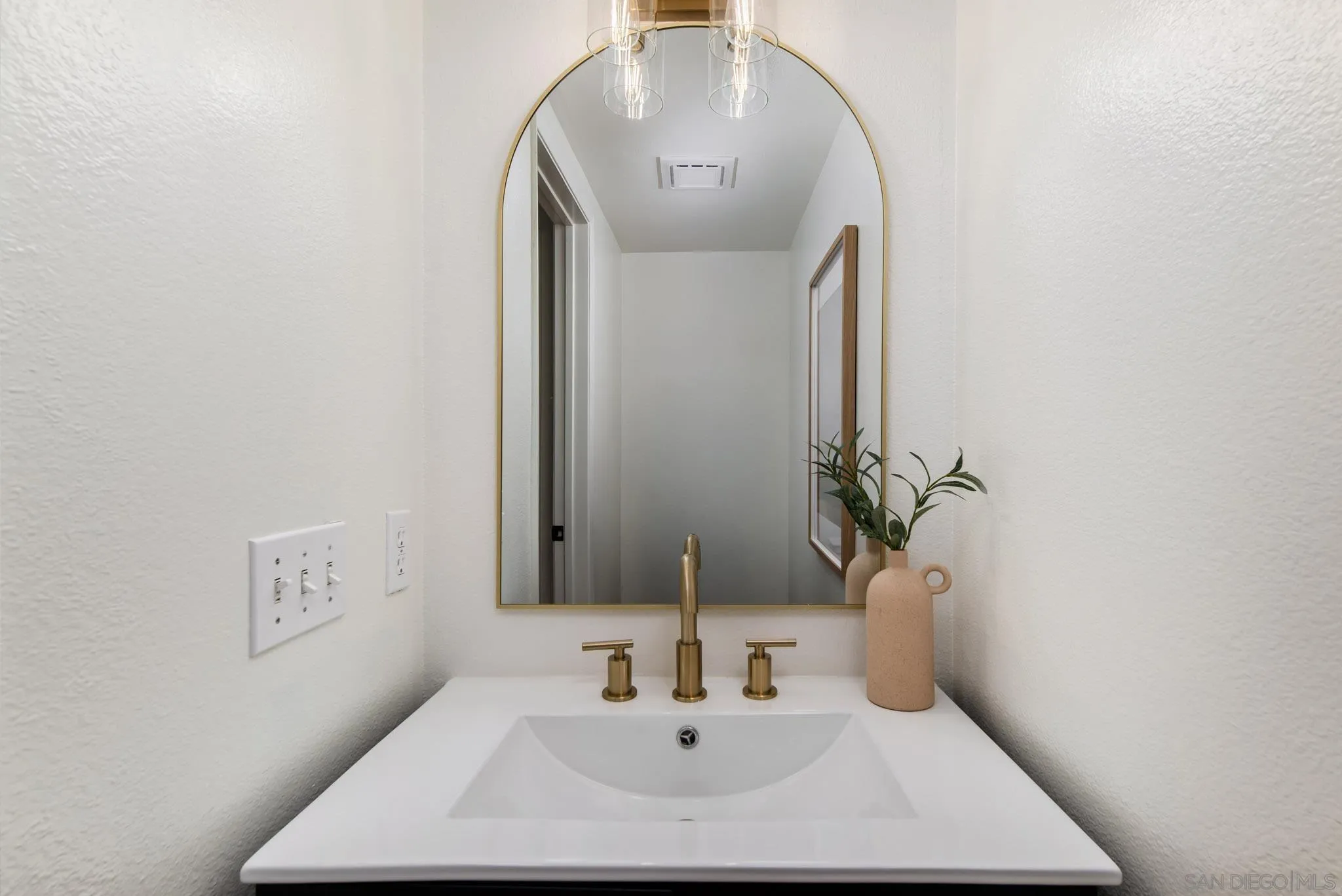 https://cdn.realtyfeed.com/cdn/127/250037928/4c6c352d29599a4815840f07689855f1.webp