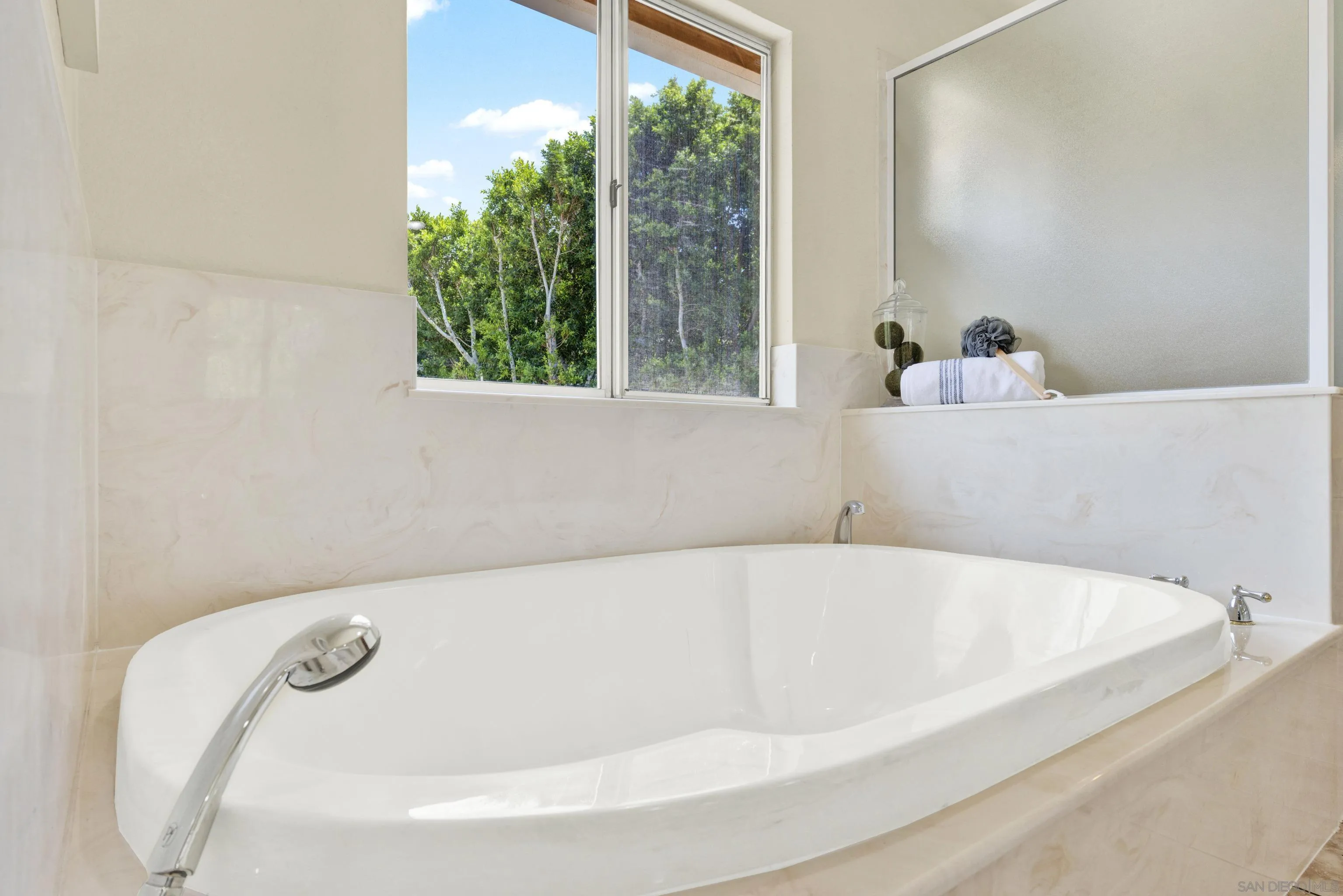 https://cdn.realtyfeed.com/cdn/127/250037970/32d912b60d5cca45d74988b77c715db5.webp