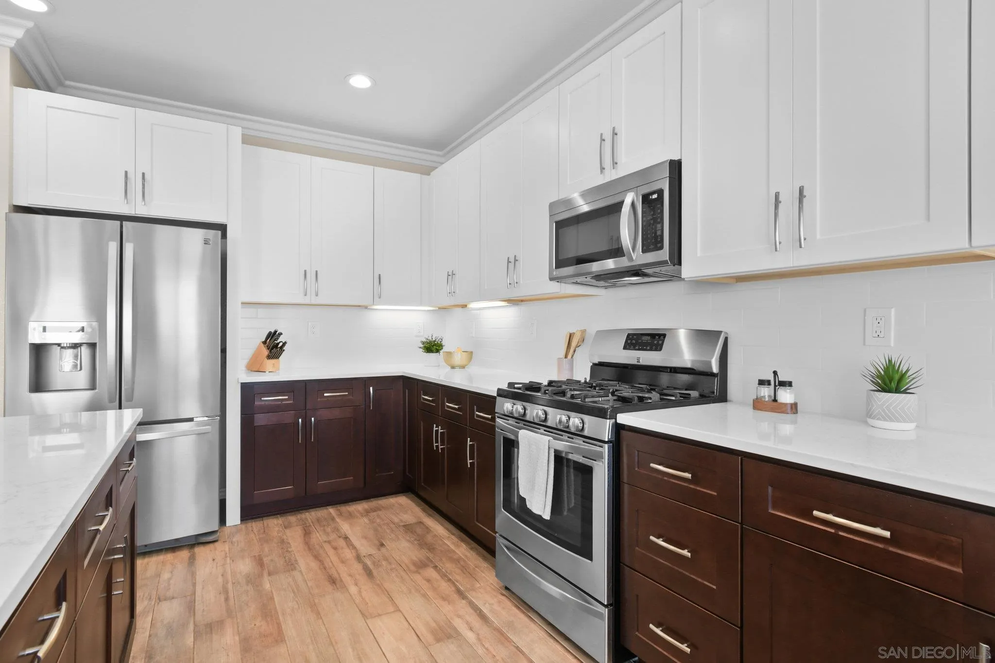 https://cdn.realtyfeed.com/cdn/127/250037984/97fc5ad46190632bae8082266153dc61.webp