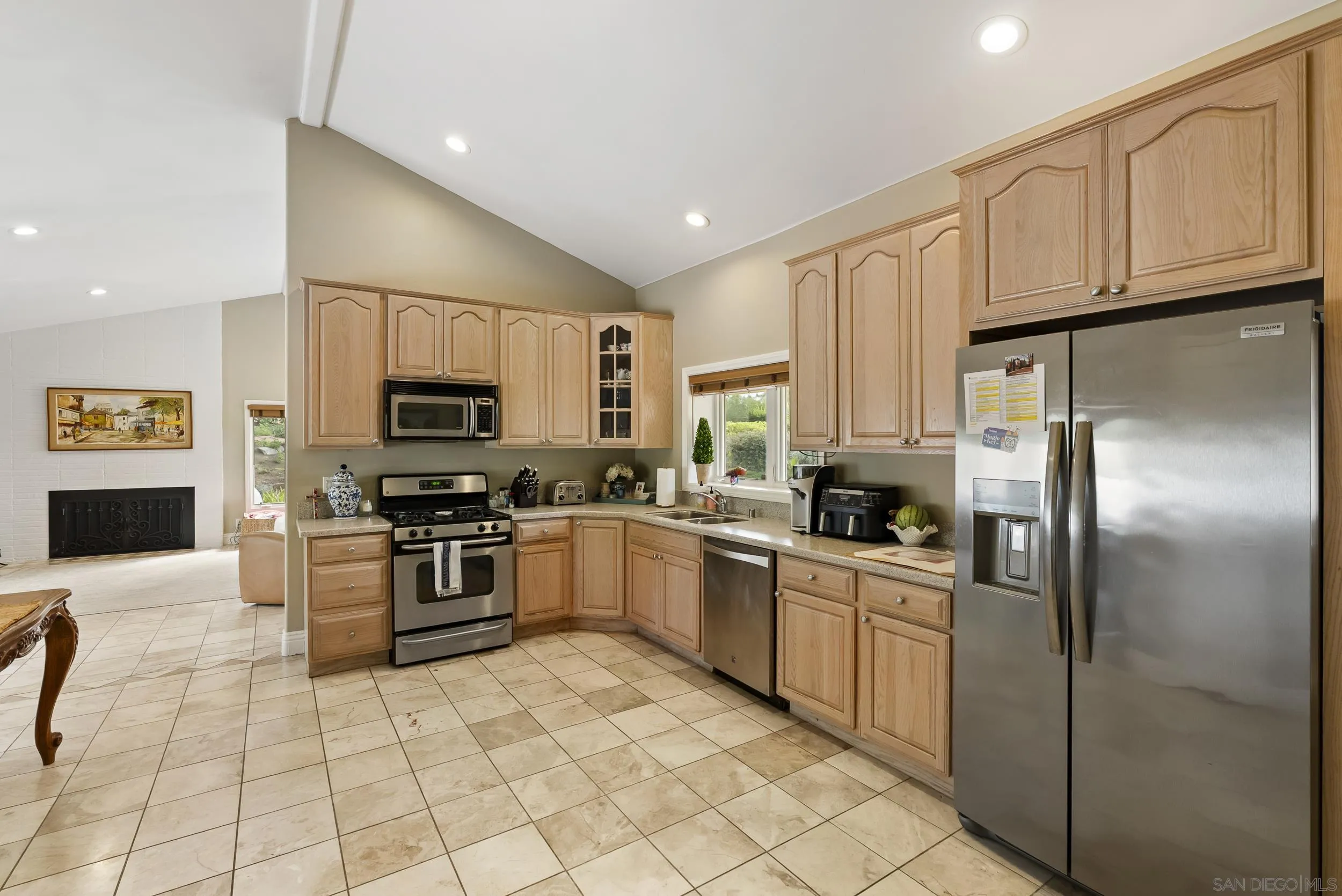 https://cdn.realtyfeed.com/cdn/127/250037988/558f79e69b10a4e7f79f00ad10ab631b.webp