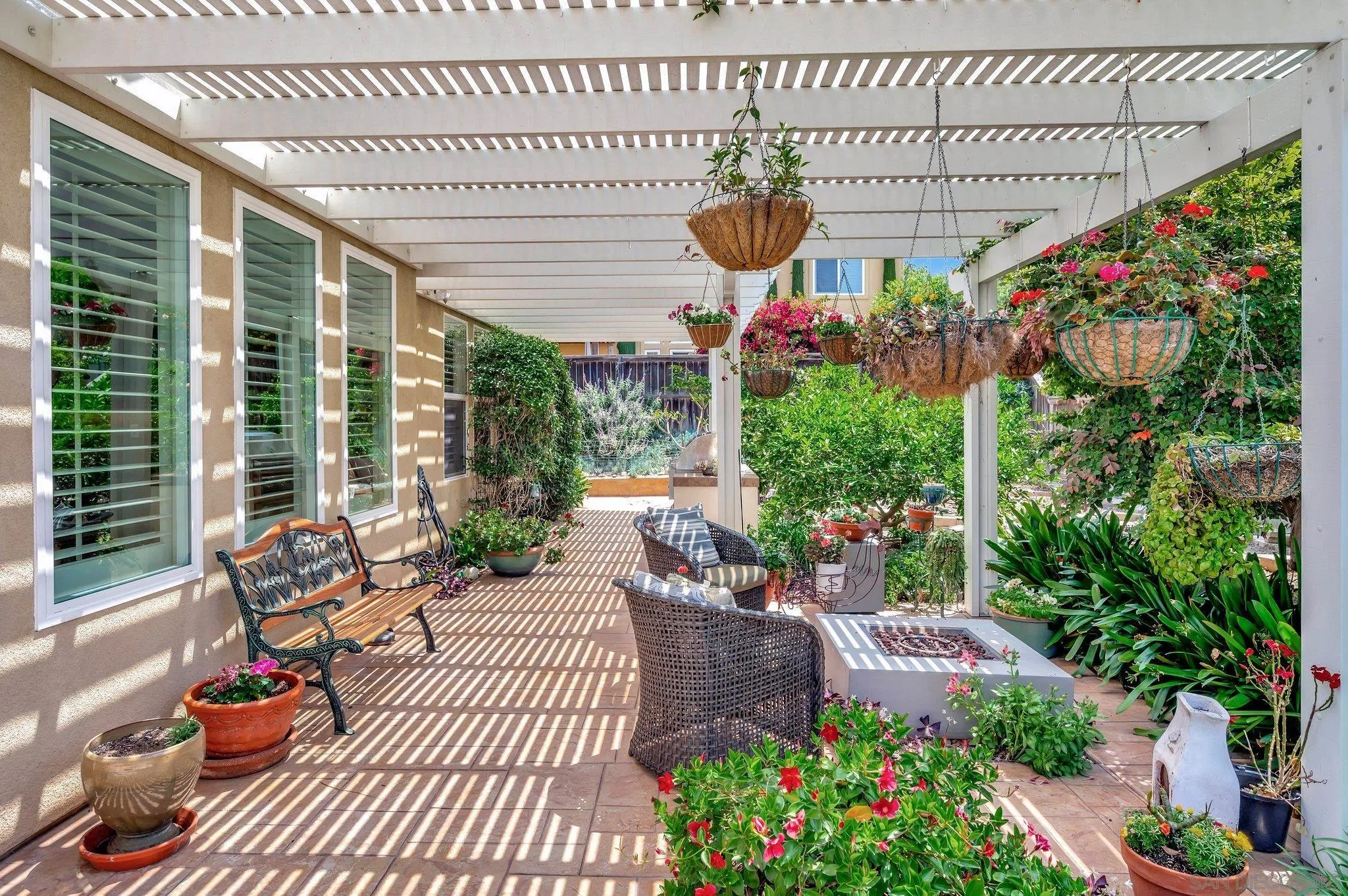 https://cdn.realtyfeed.com/cdn/127/250038007/38eddea68807905da2ae40ade17709fd.webp