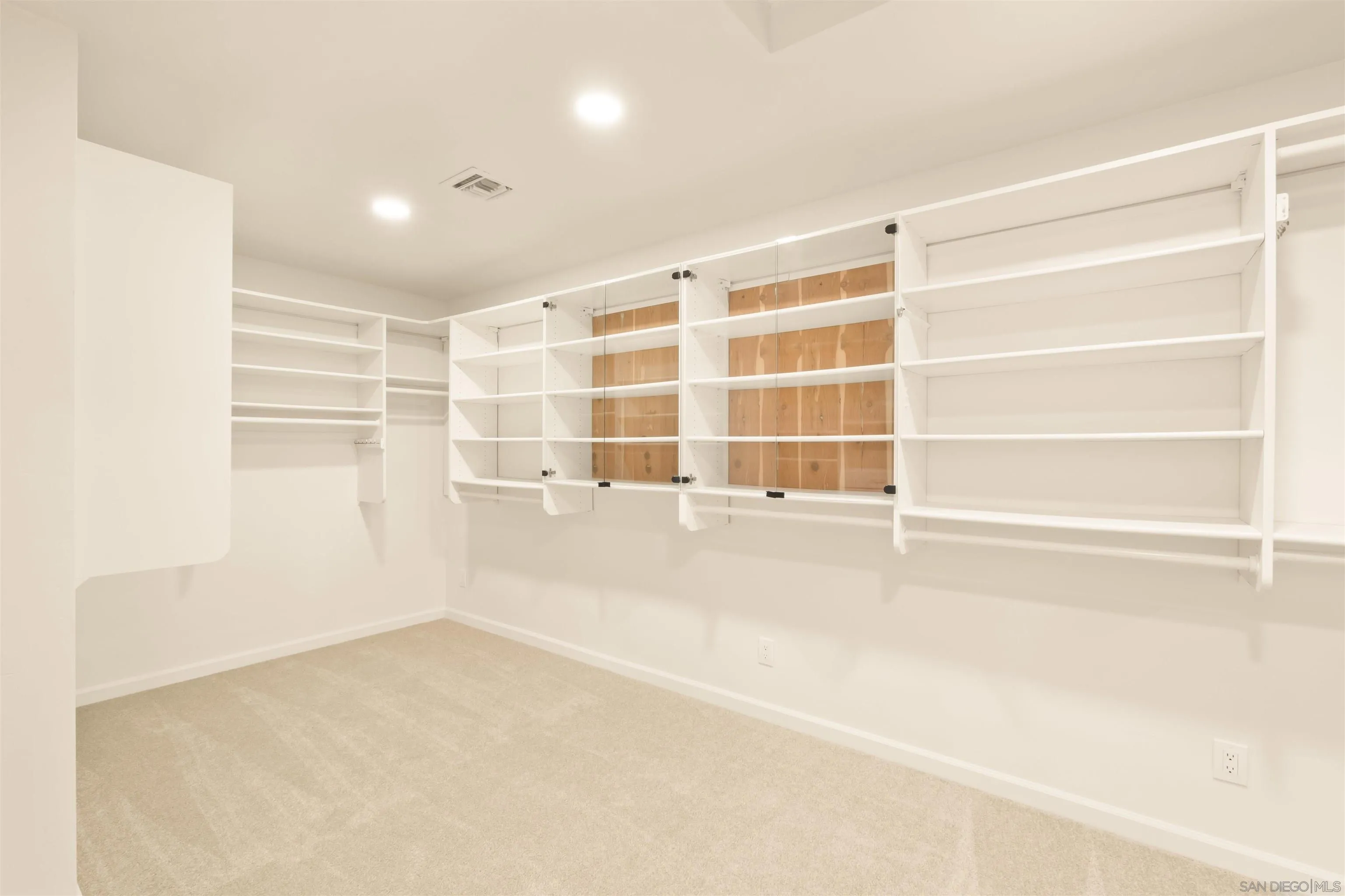 https://cdn.realtyfeed.com/cdn/127/250038011/53b51acf0ffd82c9d418224a6cfb87ca.webp