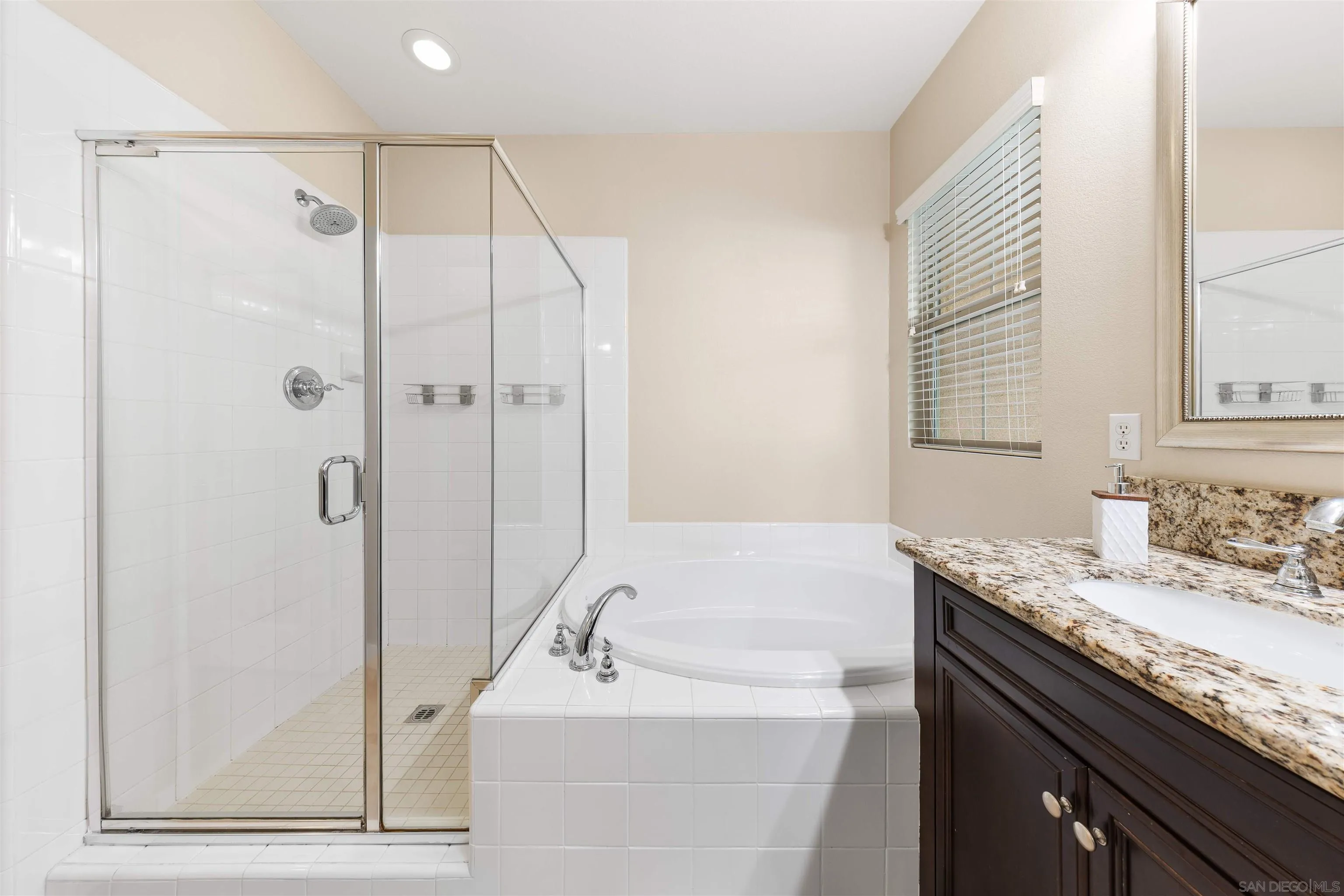 https://cdn.realtyfeed.com/cdn/127/250038012/08ba8cbb4ddd85bdf933f51bdd34d7bc.webp
