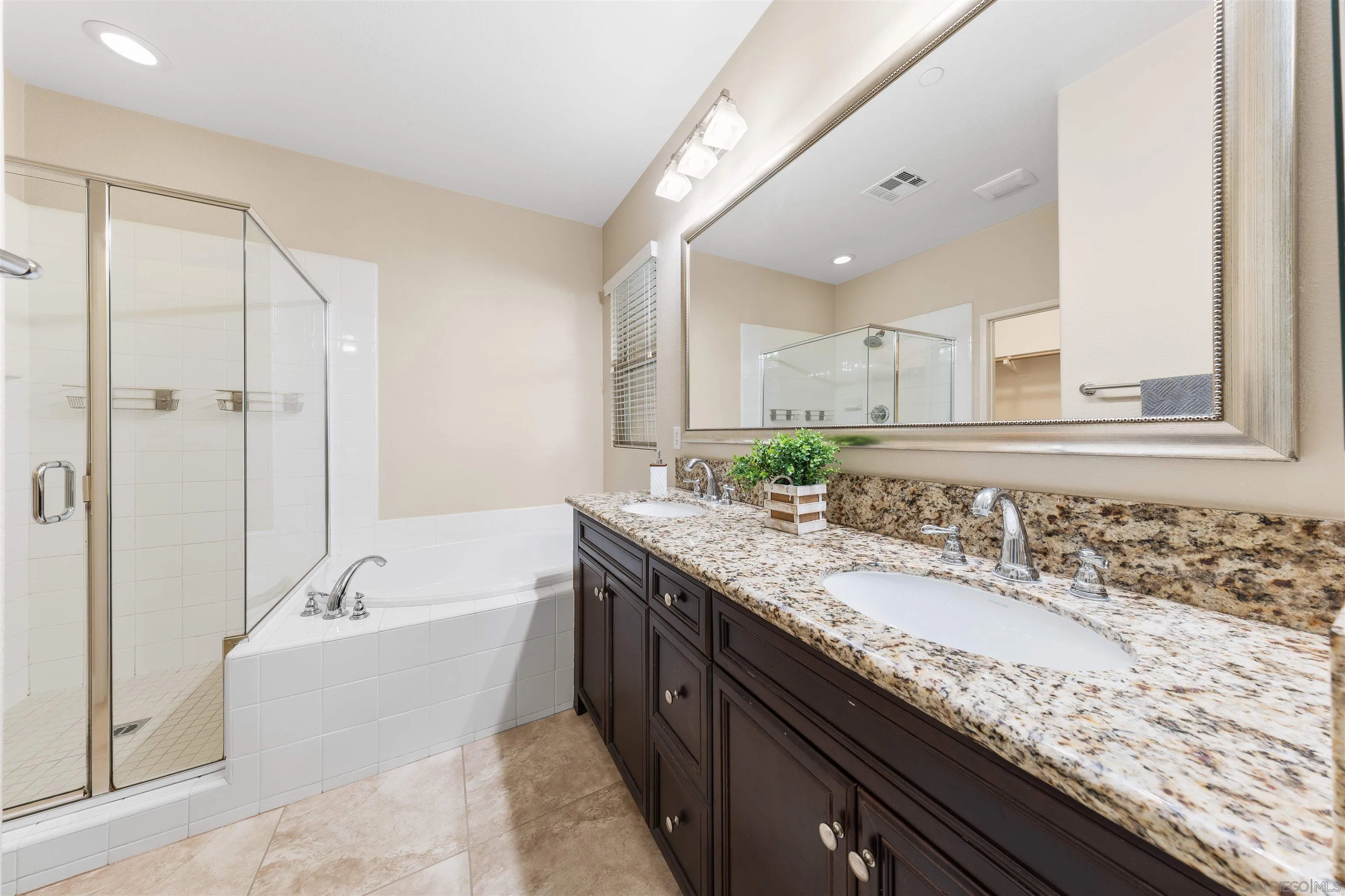 https://cdn.realtyfeed.com/cdn/127/250038012/f04756f11e3e6af01f25c791d475c544.webp