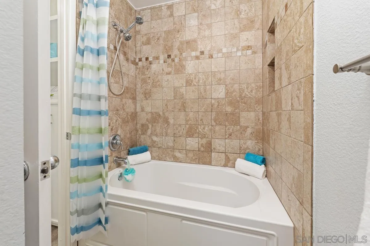 https://cdn.realtyfeed.com/cdn/127/250038015/9415e3789ef04771da67b8f68b533ac9.webp