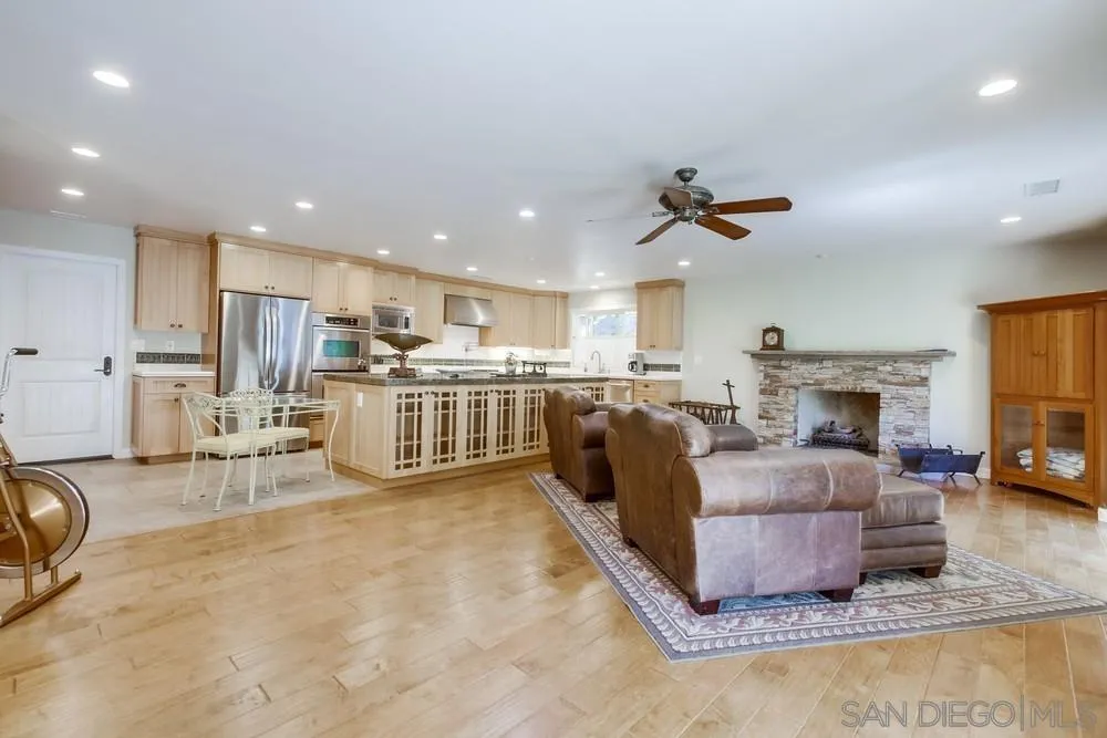 https://cdn.realtyfeed.com/cdn/127/250038024/413f6e9496ff7f770babda23b4e3818a.webp