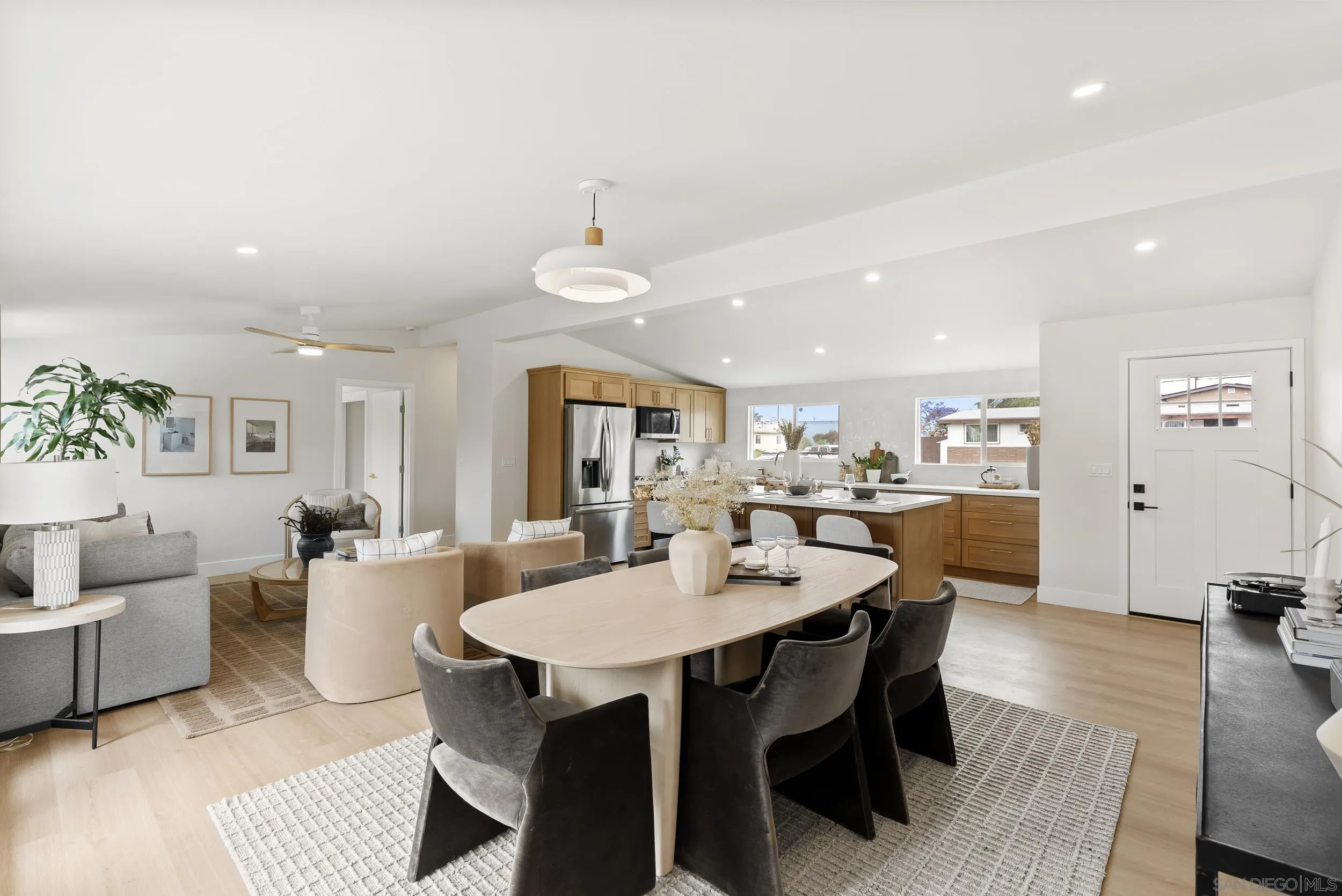 https://cdn.realtyfeed.com/cdn/127/250038028/e2d94352d95699baf65b875b5a55d661.webp