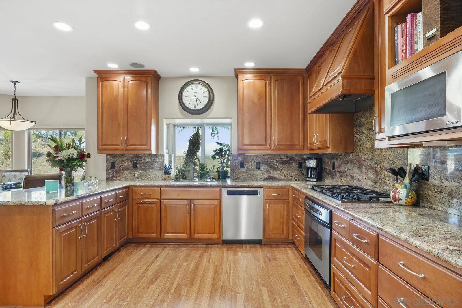 https://cdn.realtyfeed.com/cdn/127/250038032/550fd39df20684971a02ebe9ec7ea9bd.webp