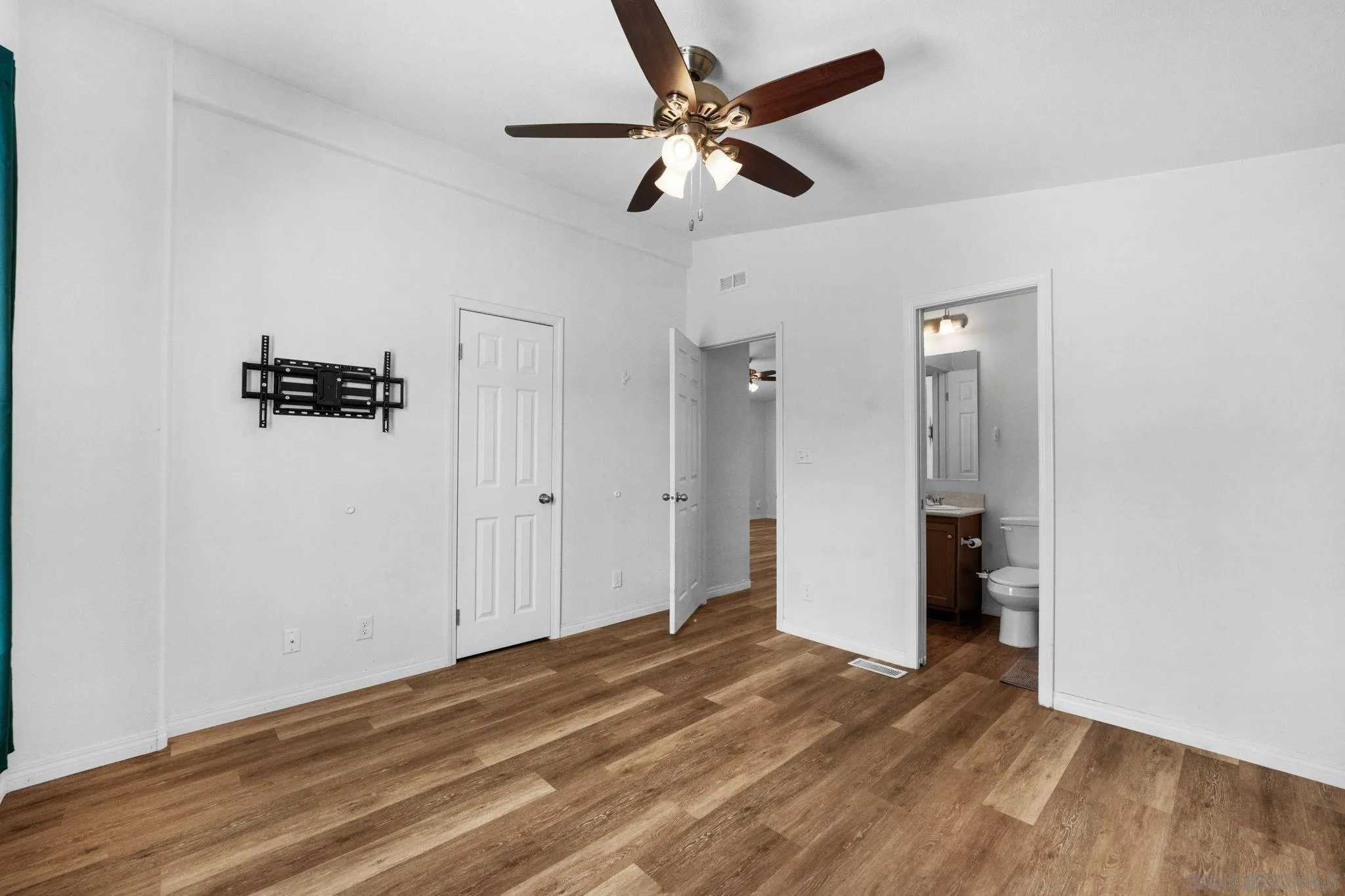 https://cdn.realtyfeed.com/cdn/127/250038046/8f5a6e5a45a086459e5758af62456ea0.webp