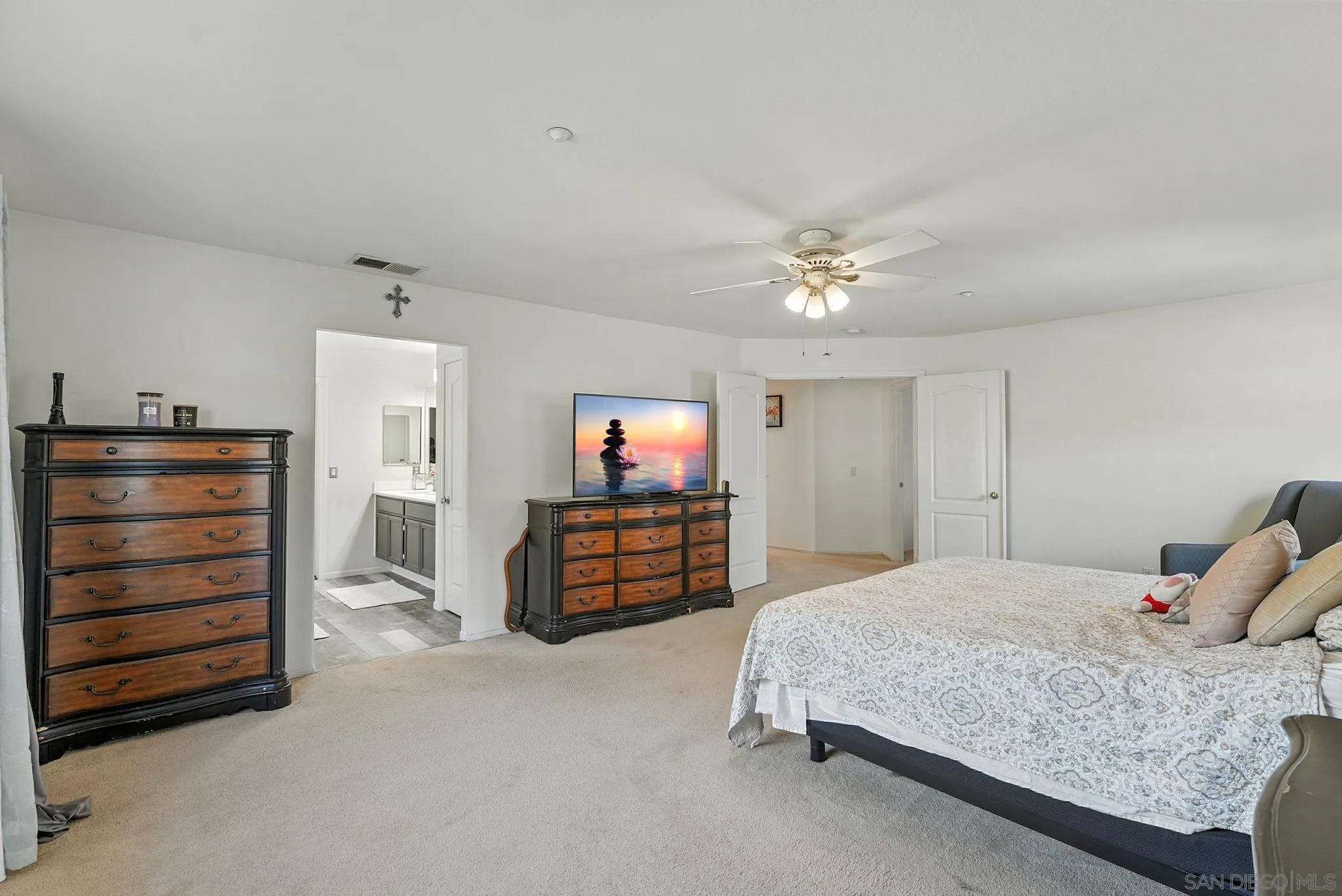 https://cdn.realtyfeed.com/cdn/127/250038052/03233f5e716bf8195d2a5b8013cb7dba.webp