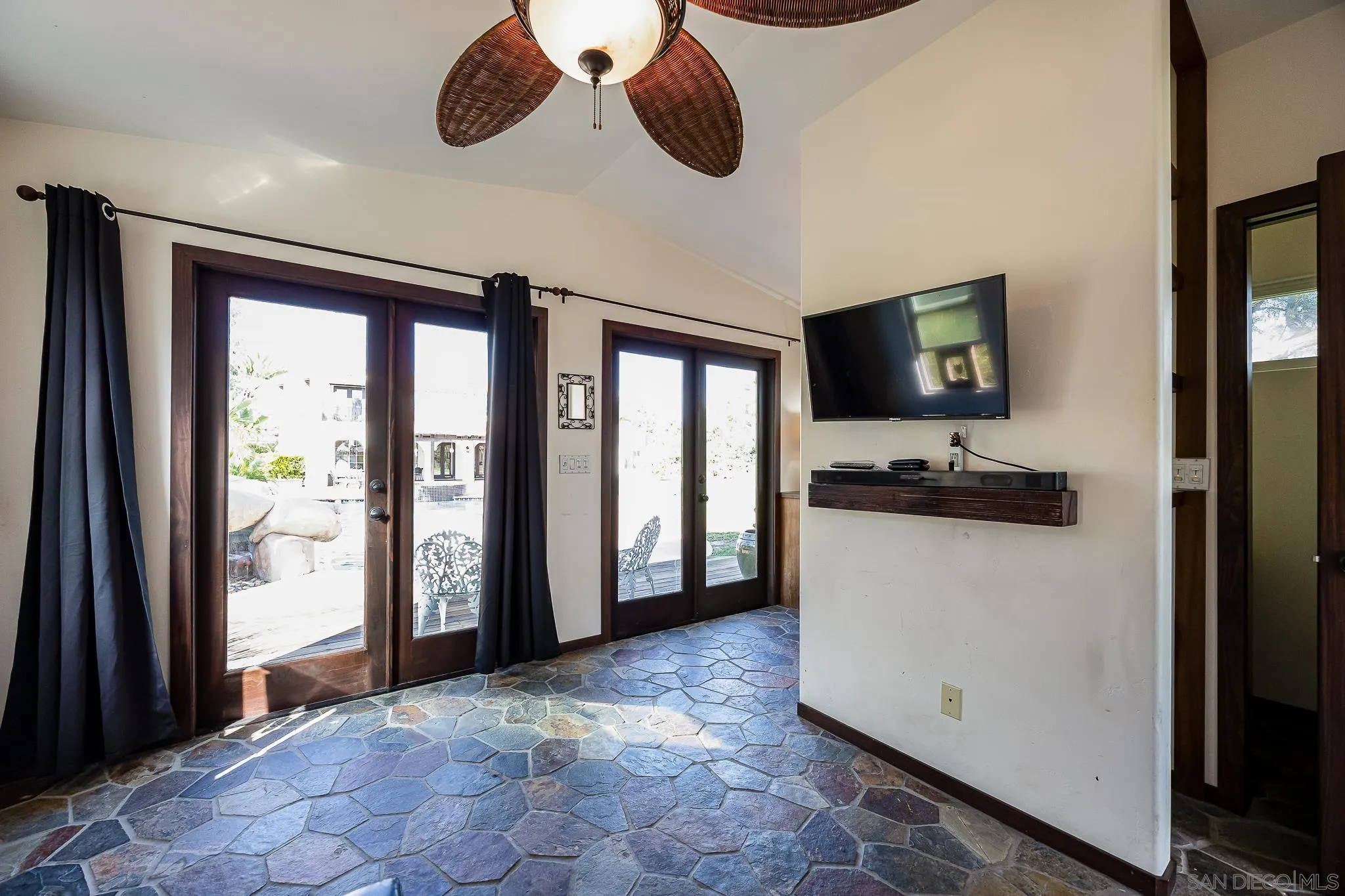 https://cdn.realtyfeed.com/cdn/127/250038053/ec687e8177f61c76e41637bf8784322b.webp