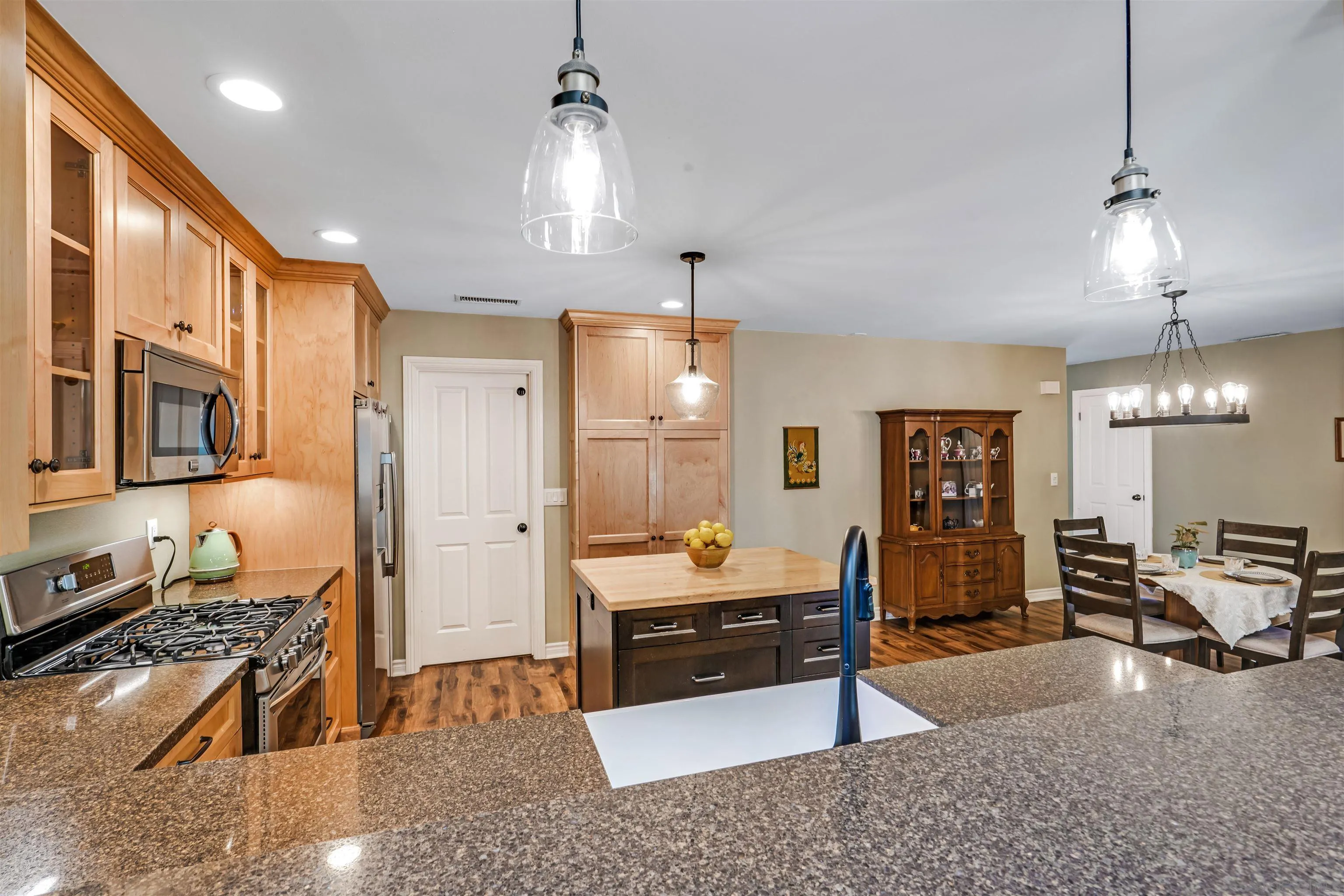 https://cdn.realtyfeed.com/cdn/127/250038075/11d757c300331d0483edea15256d8450.webp