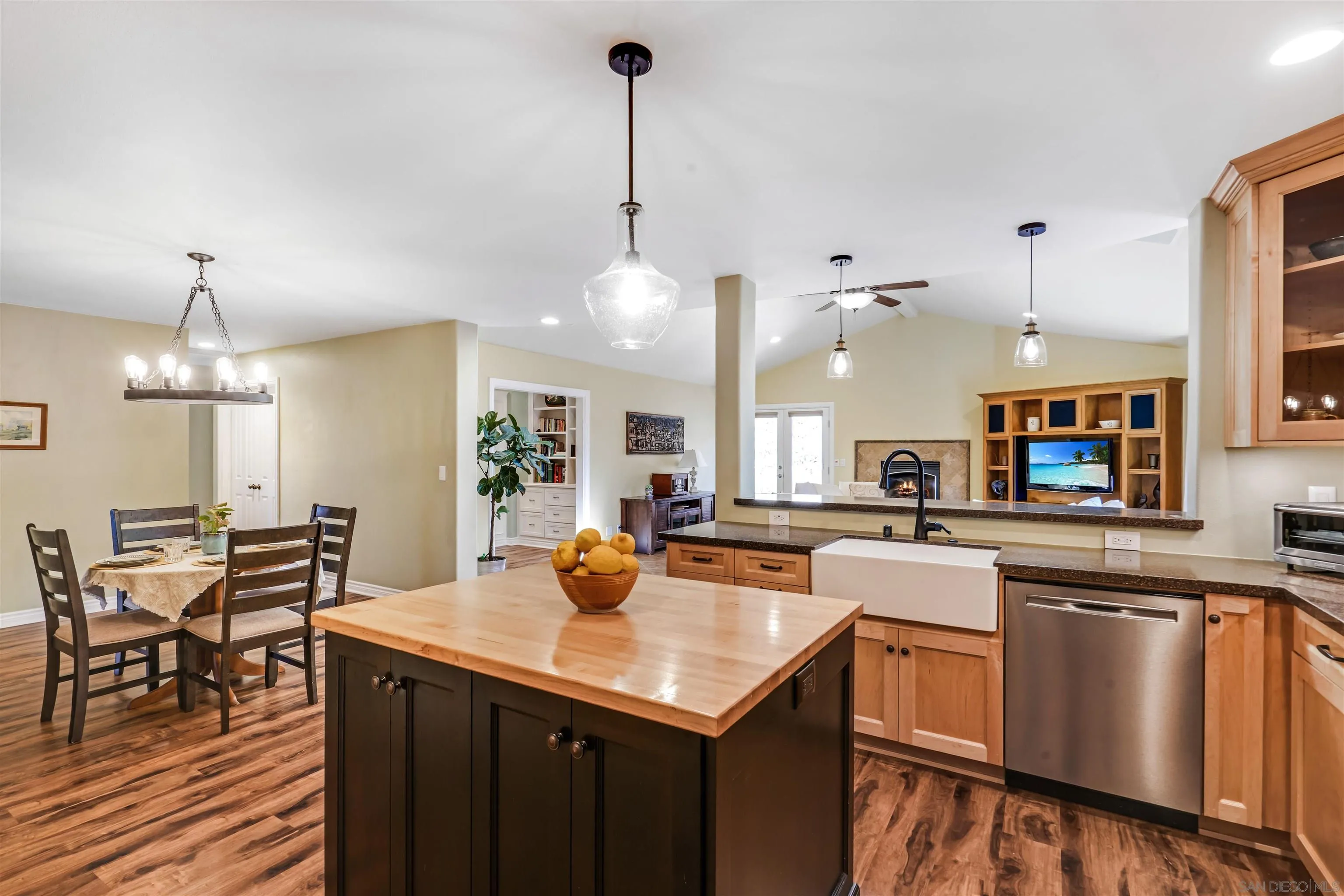 https://cdn.realtyfeed.com/cdn/127/250038075/1aca7300a973fe9d529154348e2db902.webp