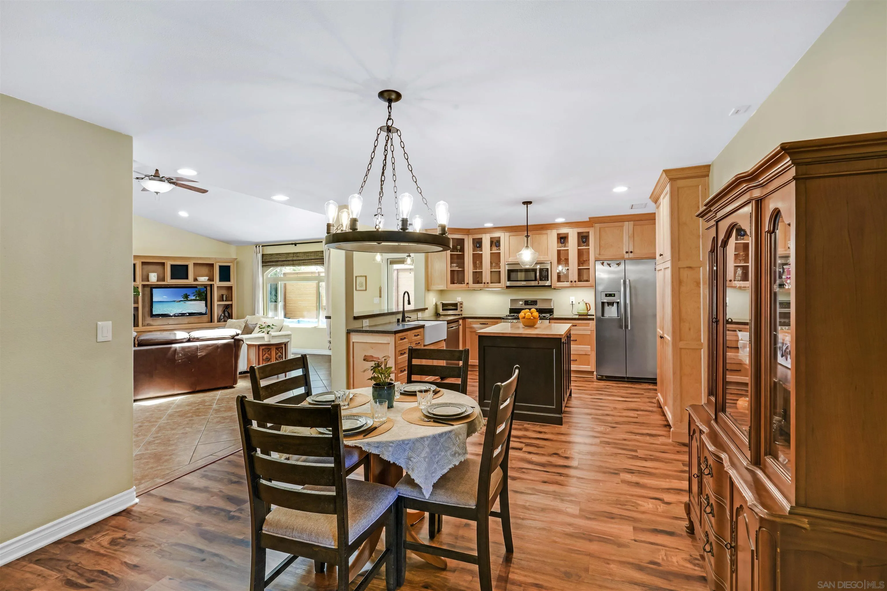 https://cdn.realtyfeed.com/cdn/127/250038075/4bdf44846a0c88f9b653afbfd44303f6.webp