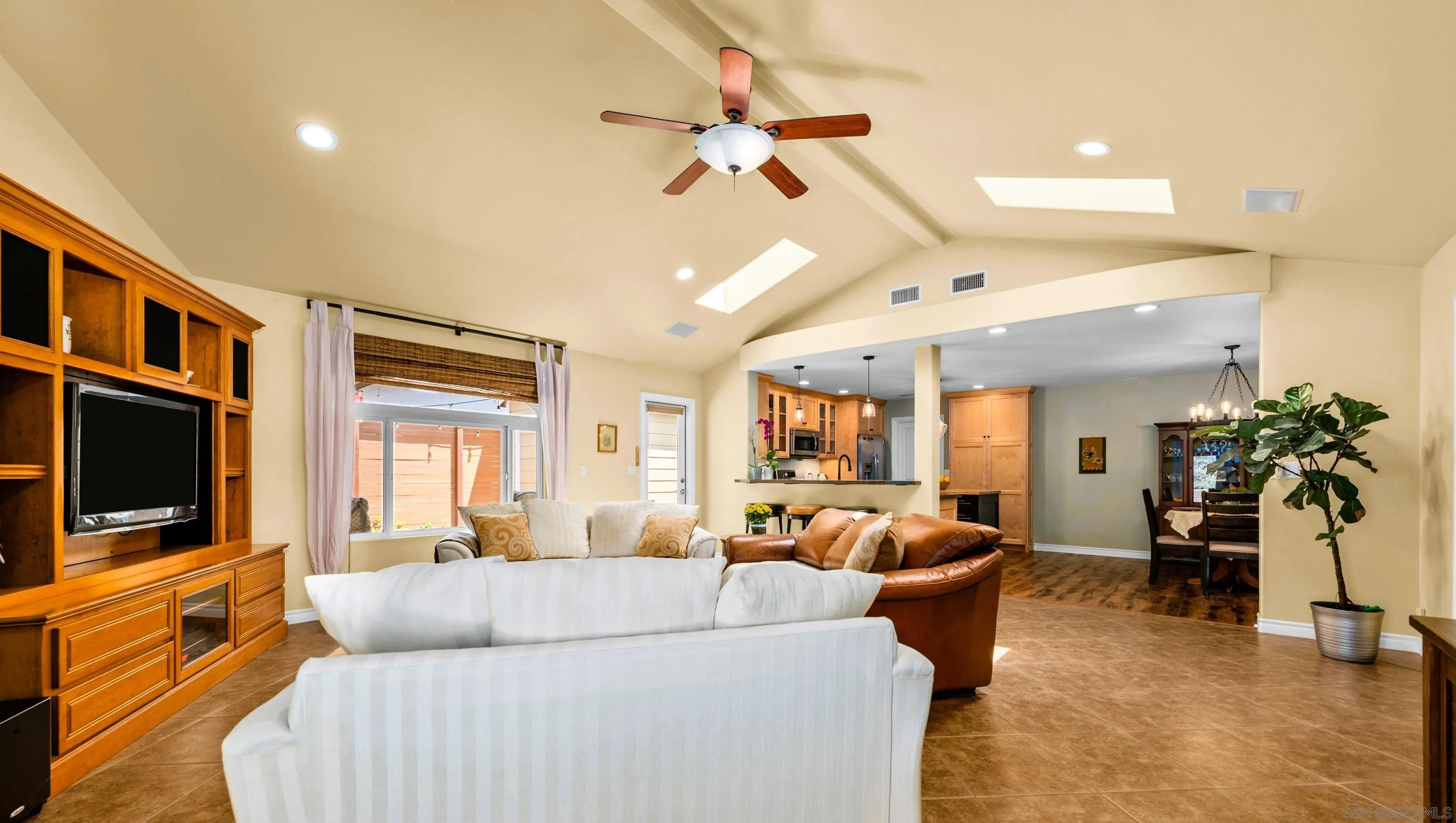 https://cdn.realtyfeed.com/cdn/127/250038075/c29e3e707a7b28555a3231360d1285c3.webp