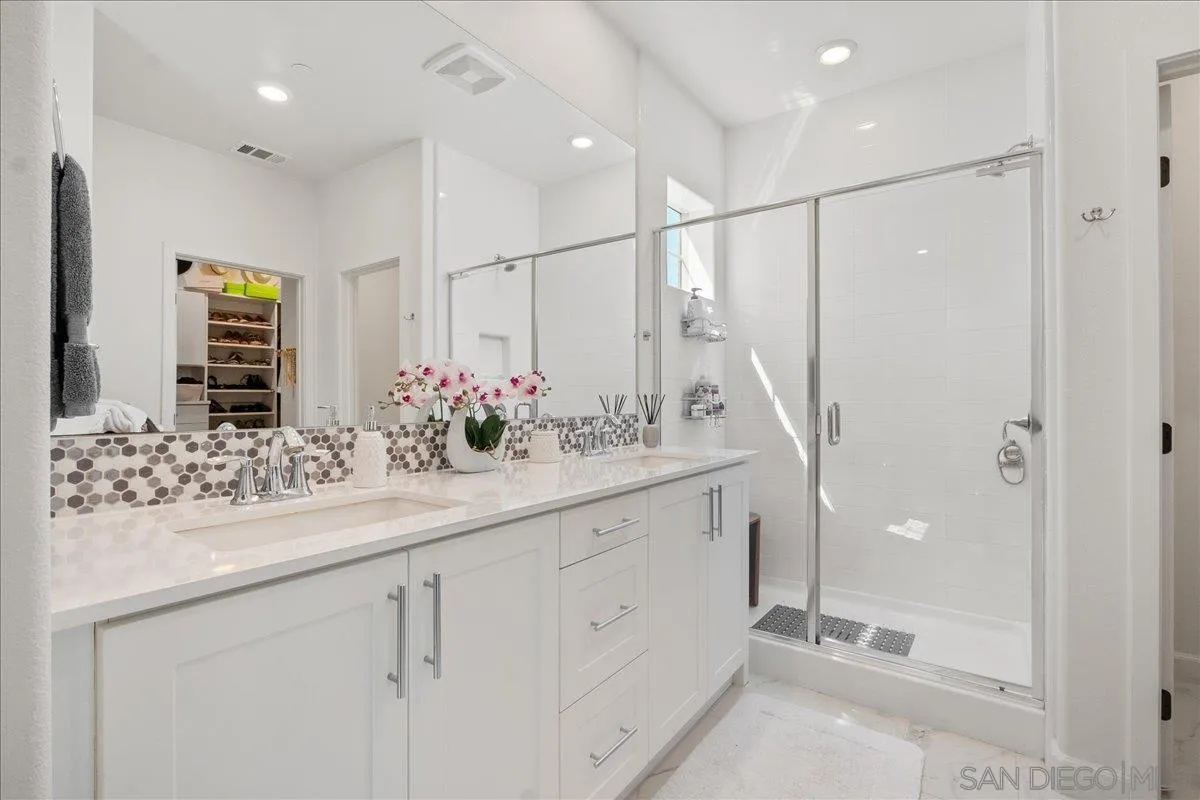 https://cdn.realtyfeed.com/cdn/127/250038081/8c9fbe800eaedcfae9400dbb71ca399c.webp