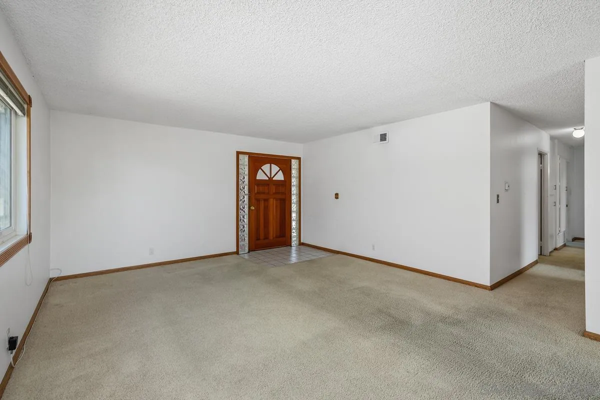 https://cdn.realtyfeed.com/cdn/127/250038095/657e5c1ad532334851035aa1516486c2.webp